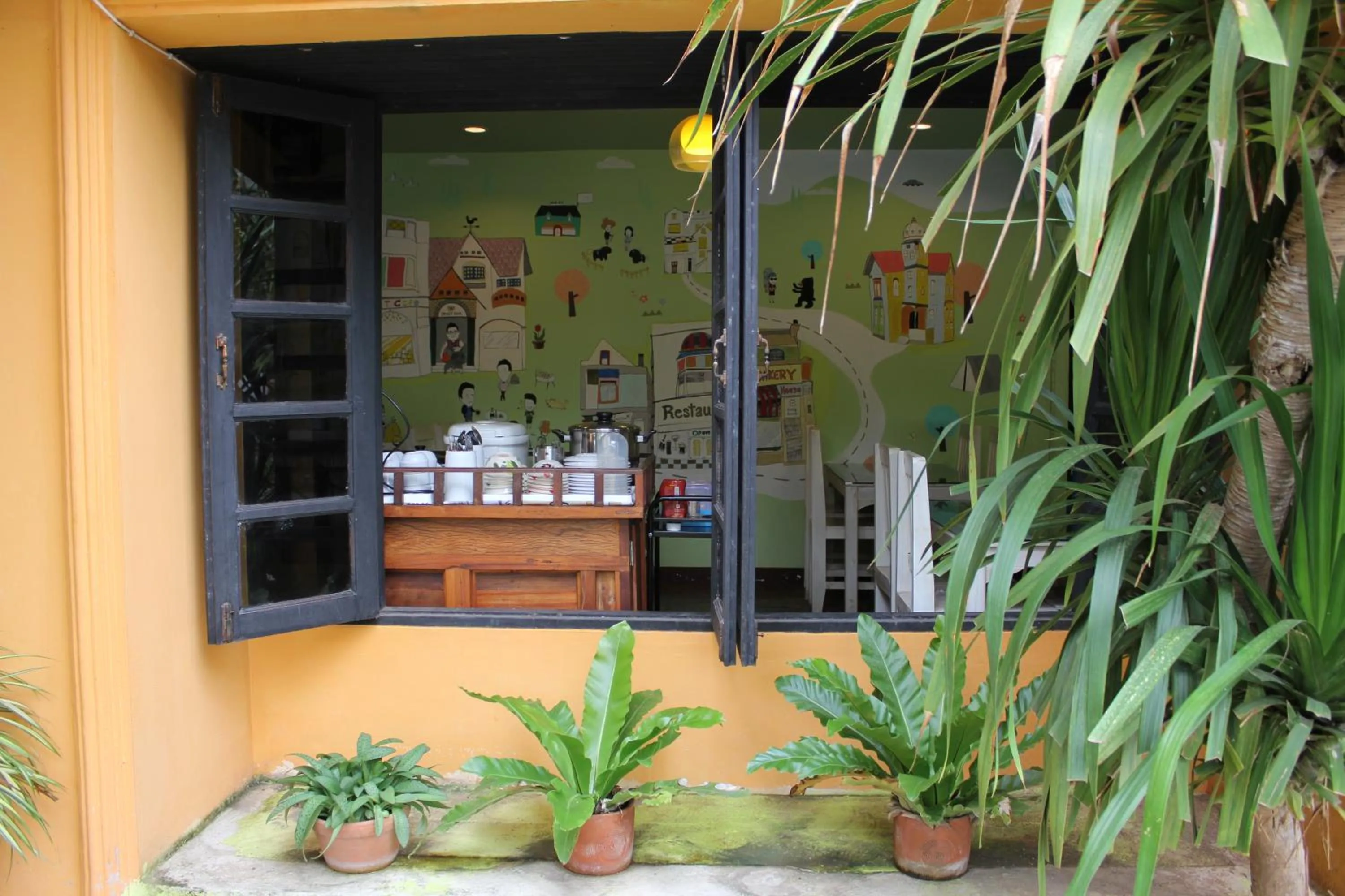 Restaurant/places to eat in B-Cozy Hotel