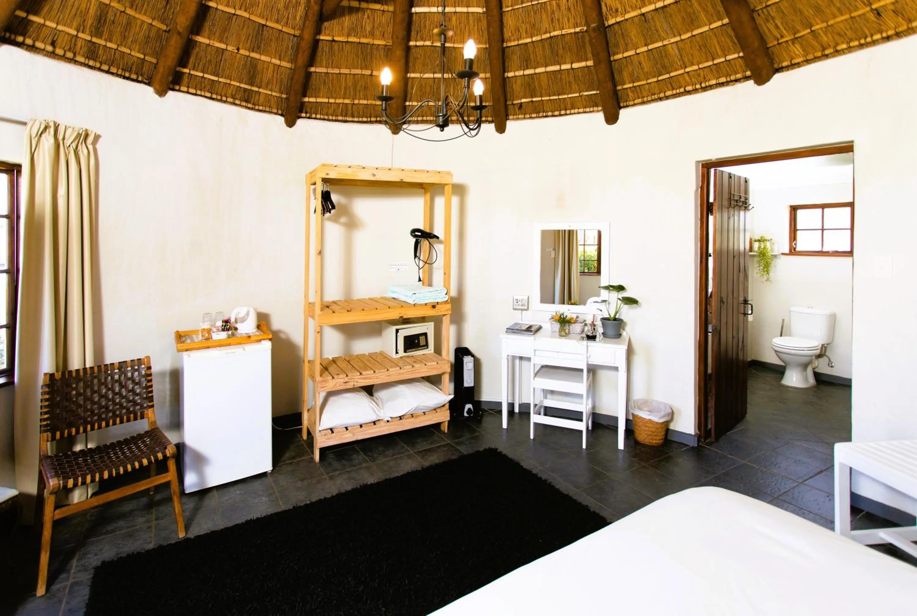 Seating area, Bed in Bella Manga Country Escape