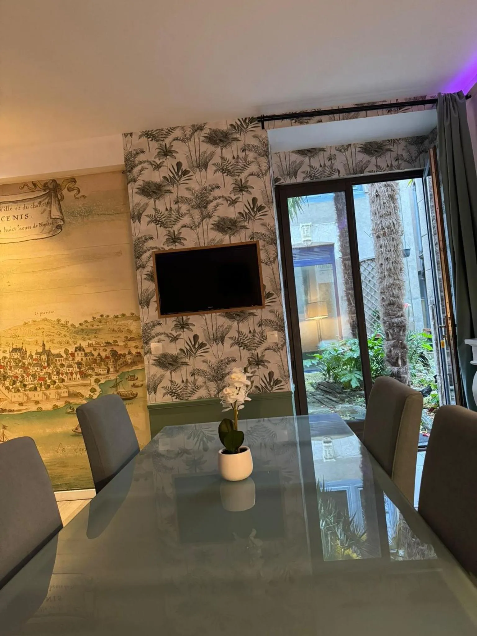 Dining area in Les Pénates de Loire