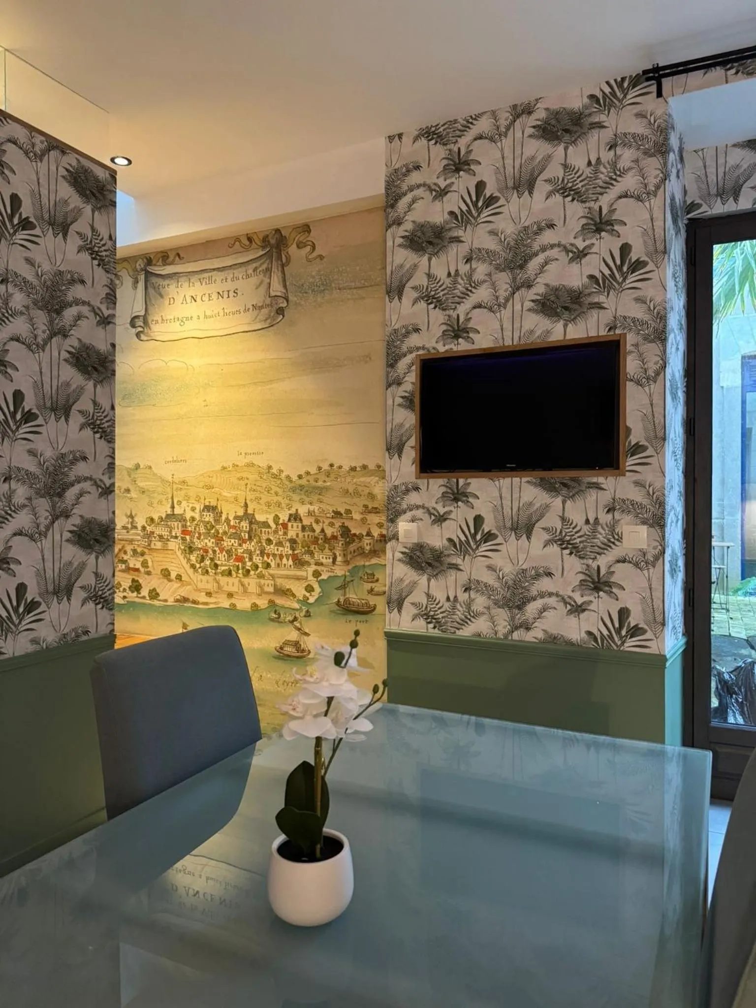 Dining area in Les Pénates de Loire