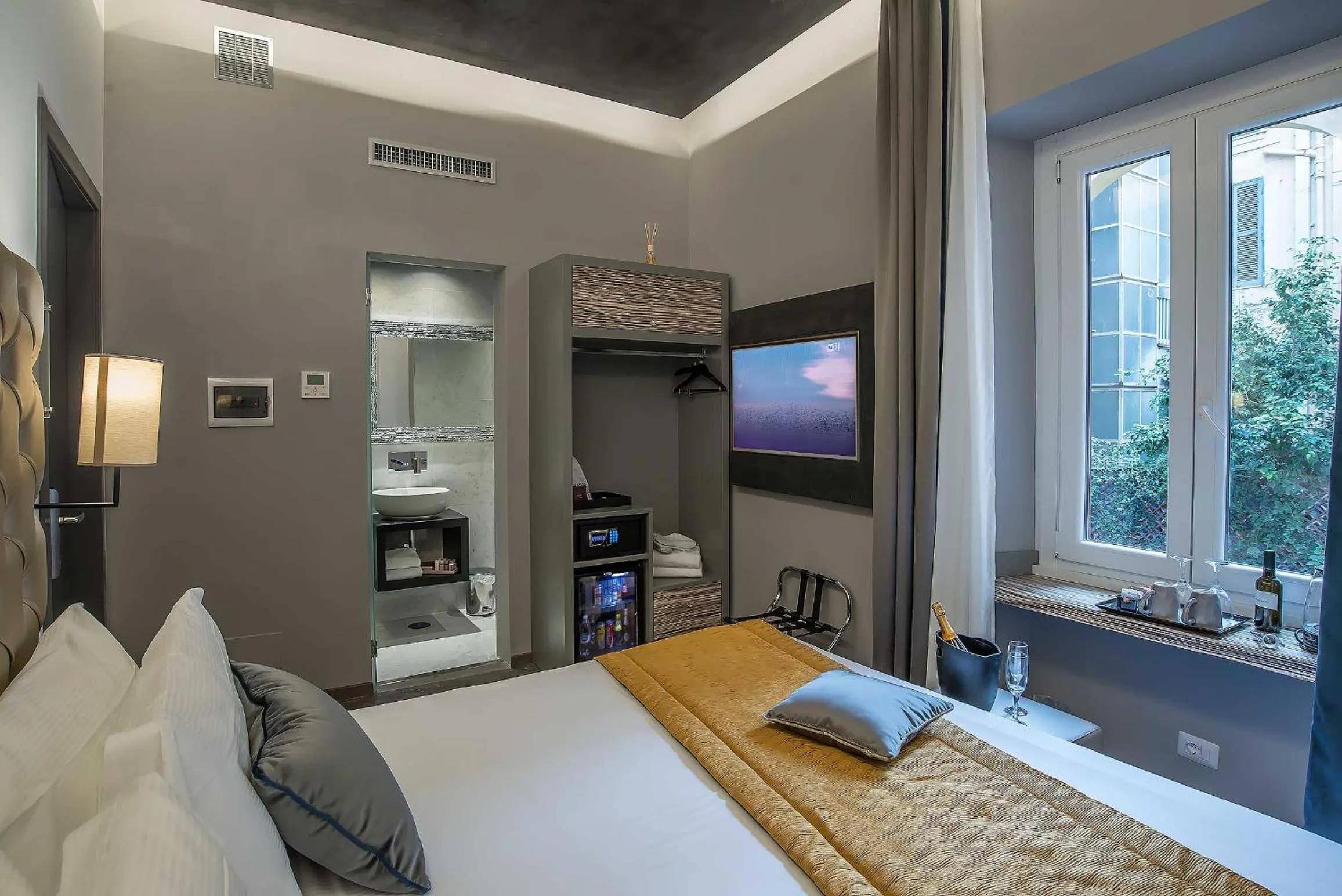 Photo of the whole room, Bed in Colonna Suite Del Corso