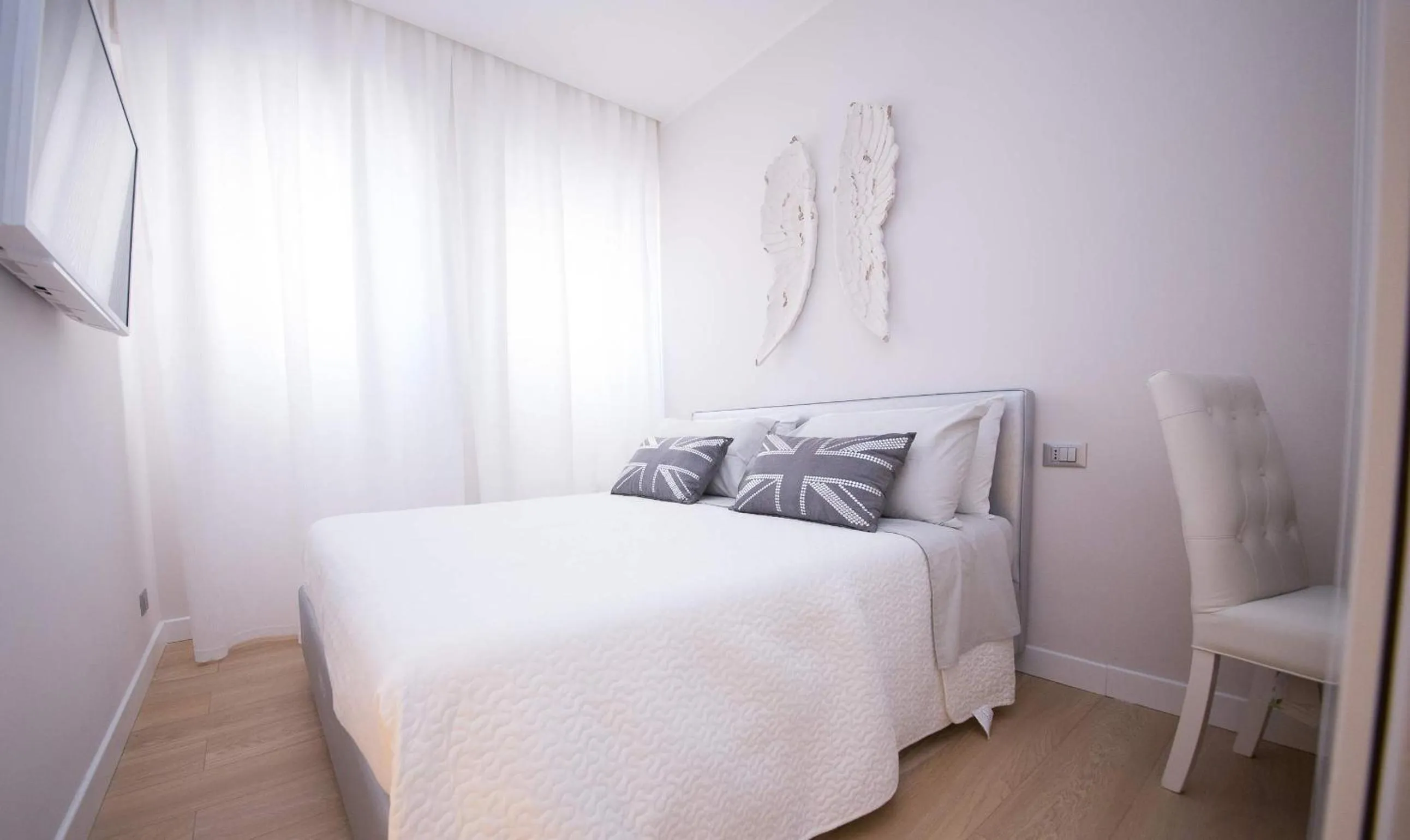 Photo of the whole room, Bed in Suite 136