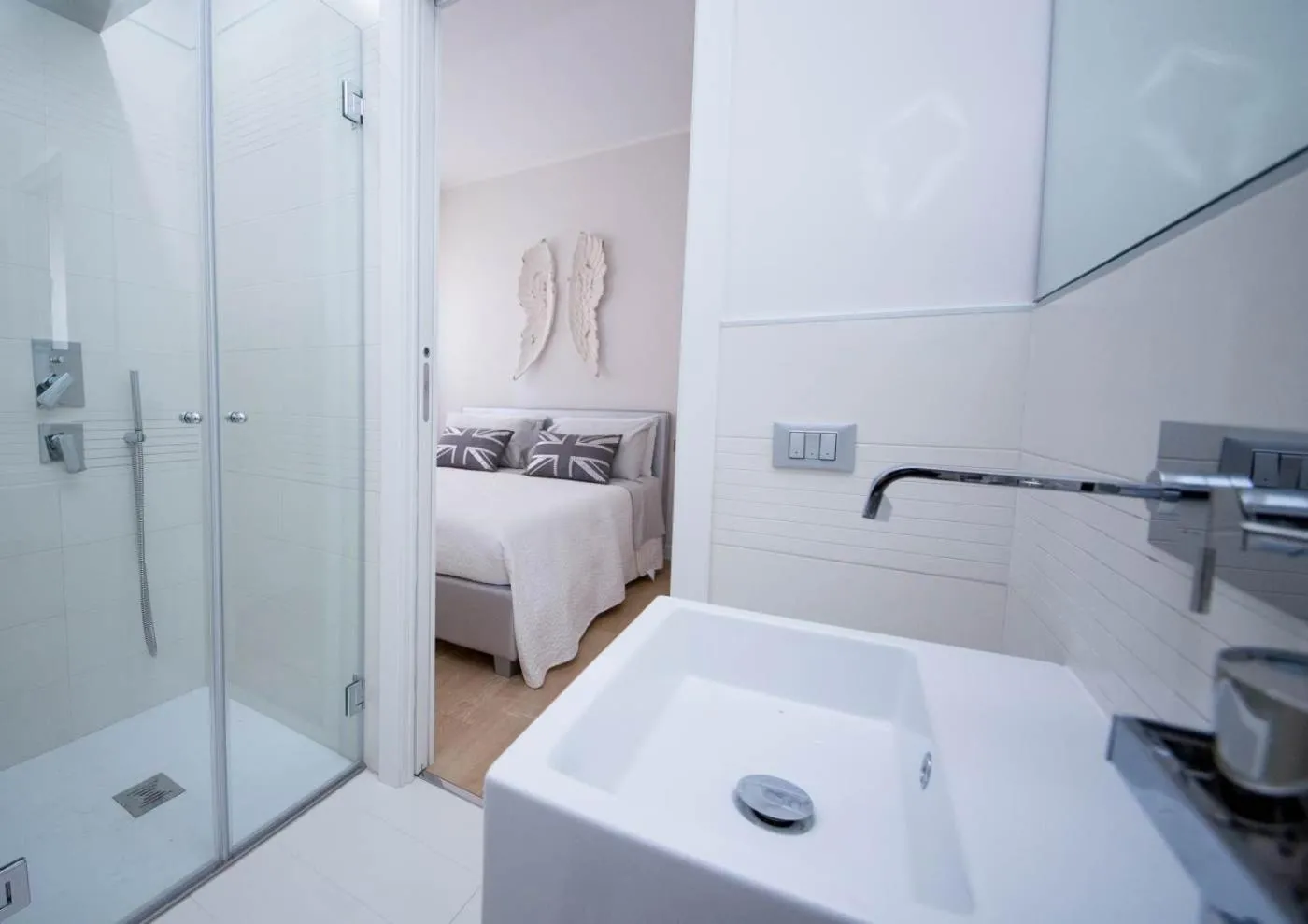 Bathroom, Bed in Suite 136