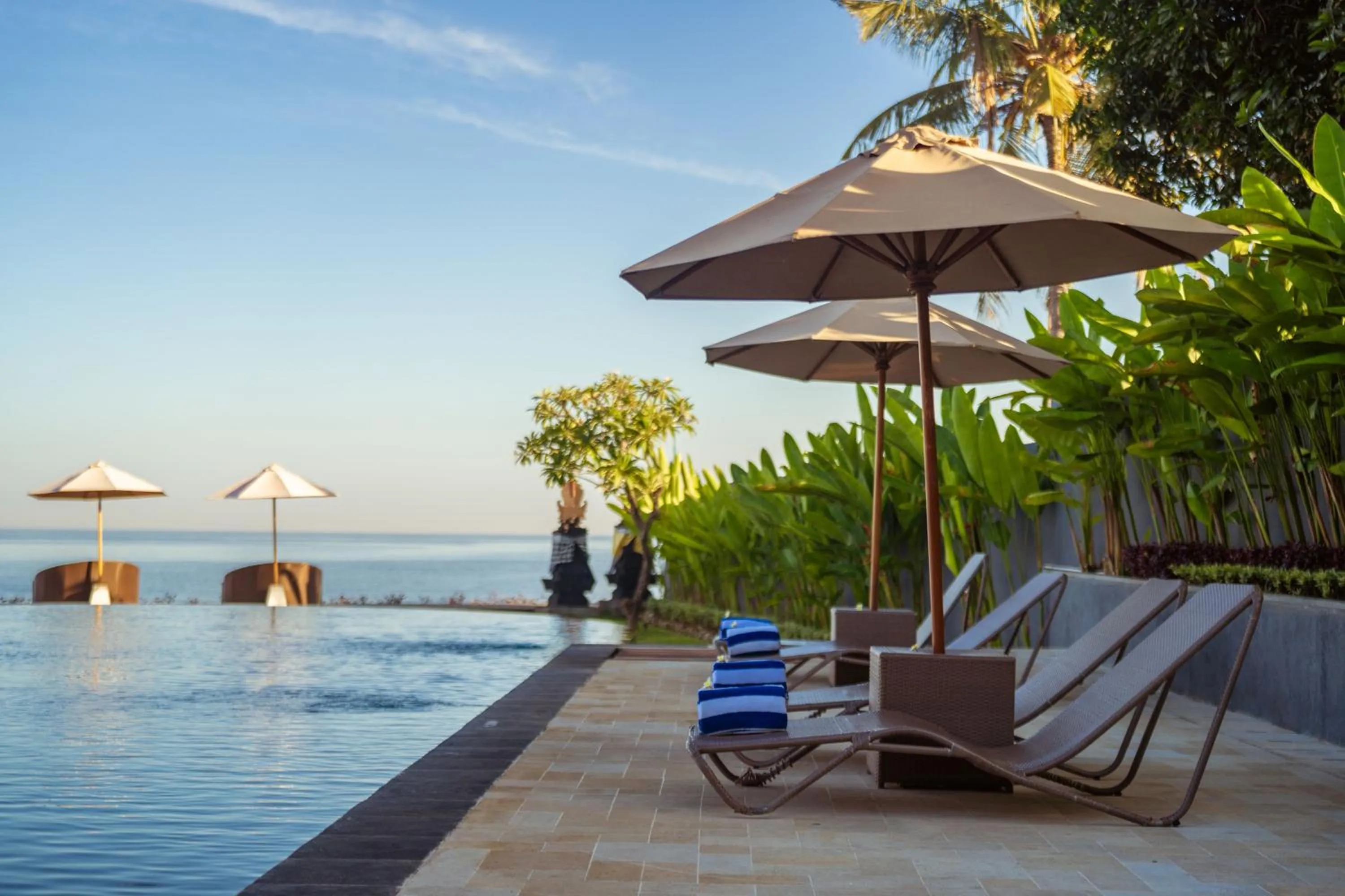 Swimming pool in Lovina Beach Club & Resort