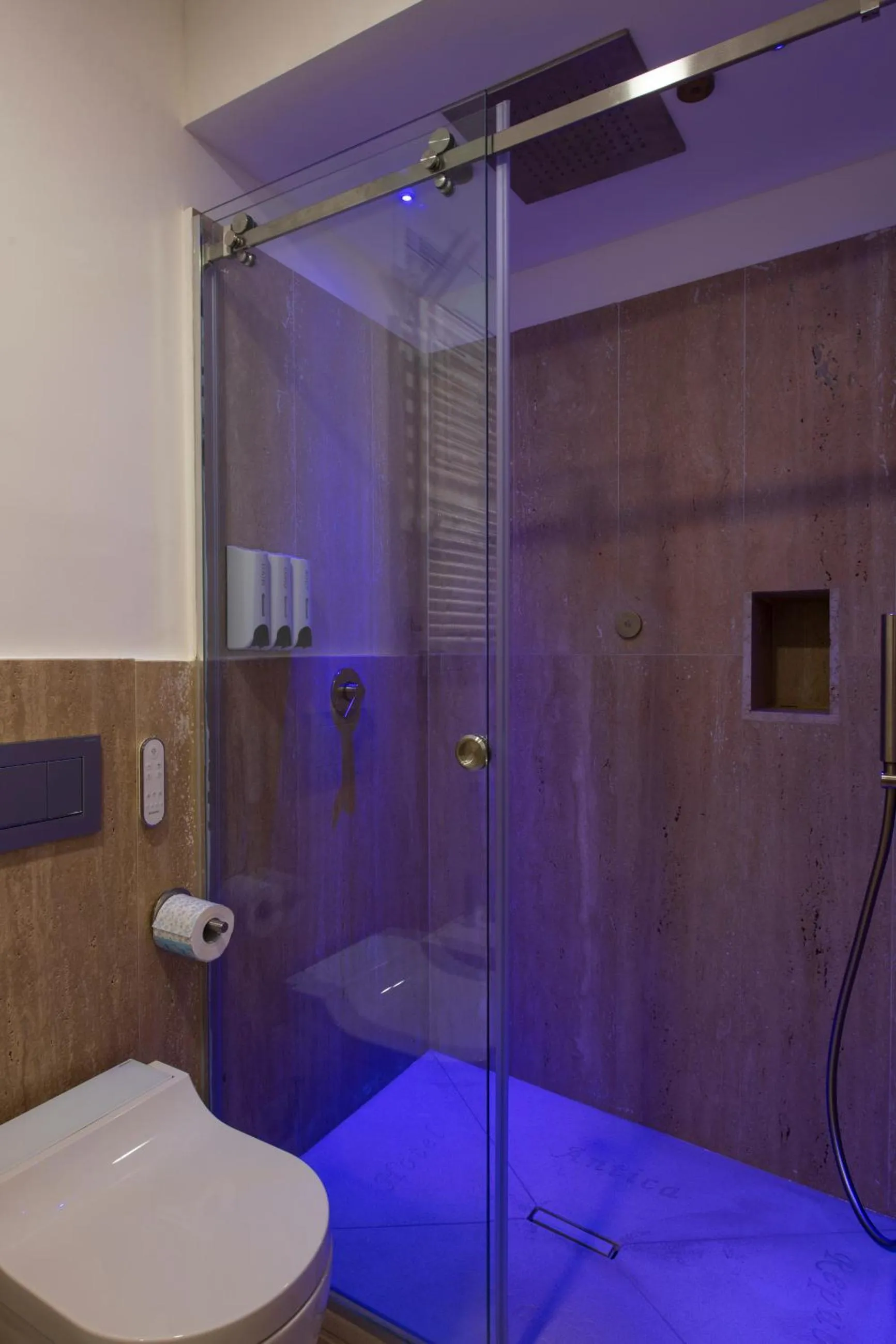 Shower in Hotel Antica Repubblica in Amalfi center at 100mt from the sea