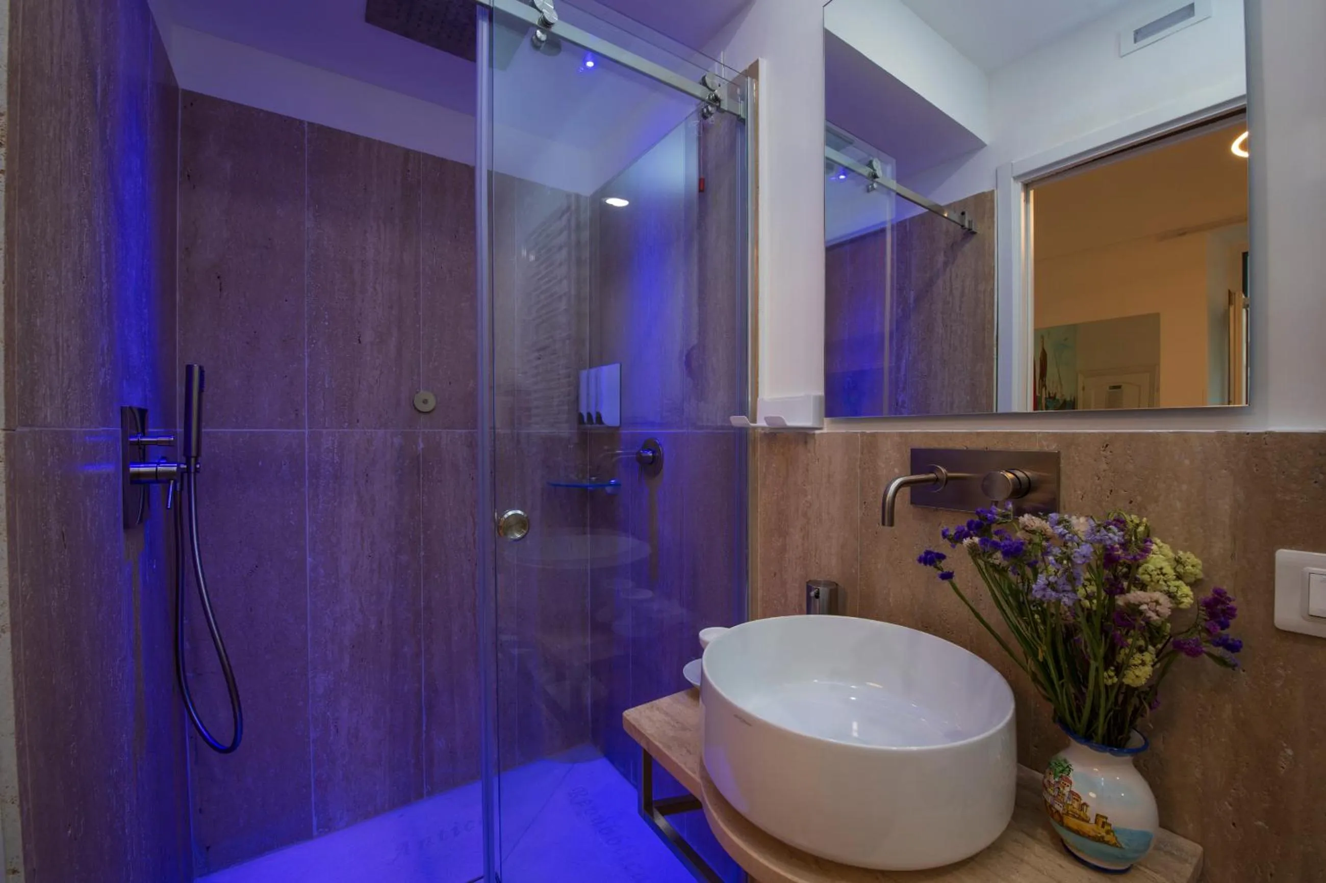 Shower in Hotel Antica Repubblica in Amalfi center at 100mt from the sea