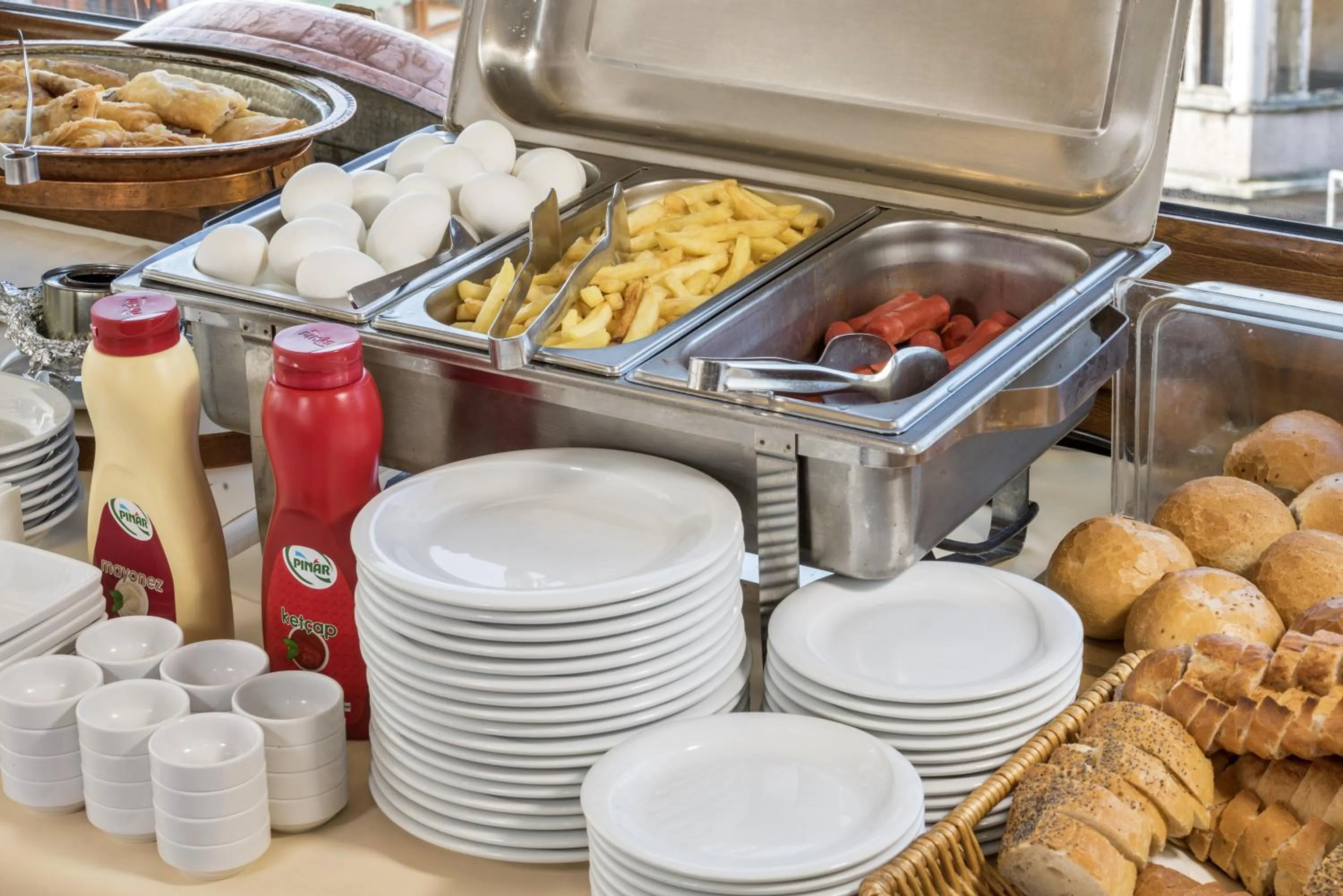 Restaurant/places to eat in Perapolis Hotel