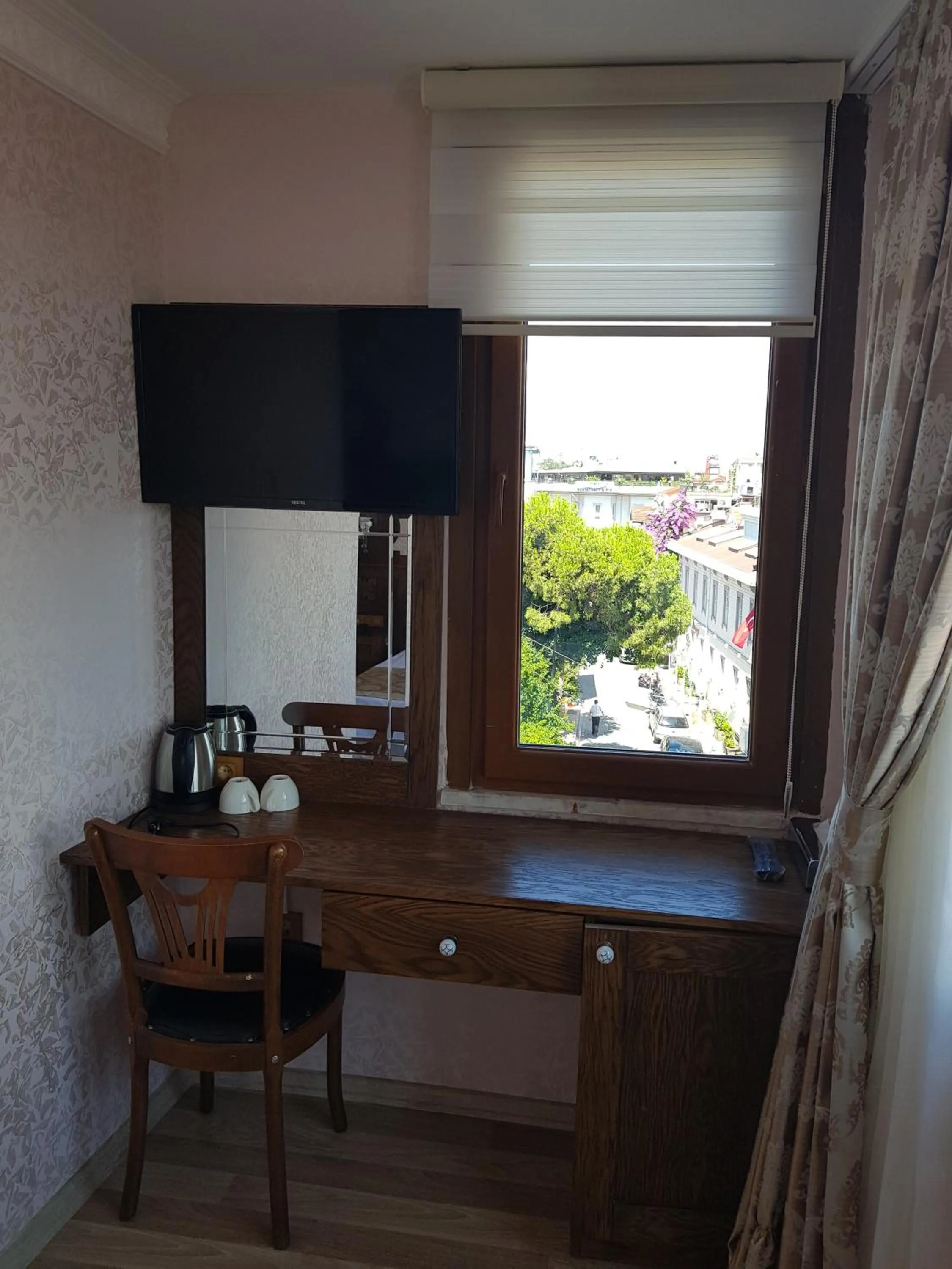 Dining area in Perapolis Hotel