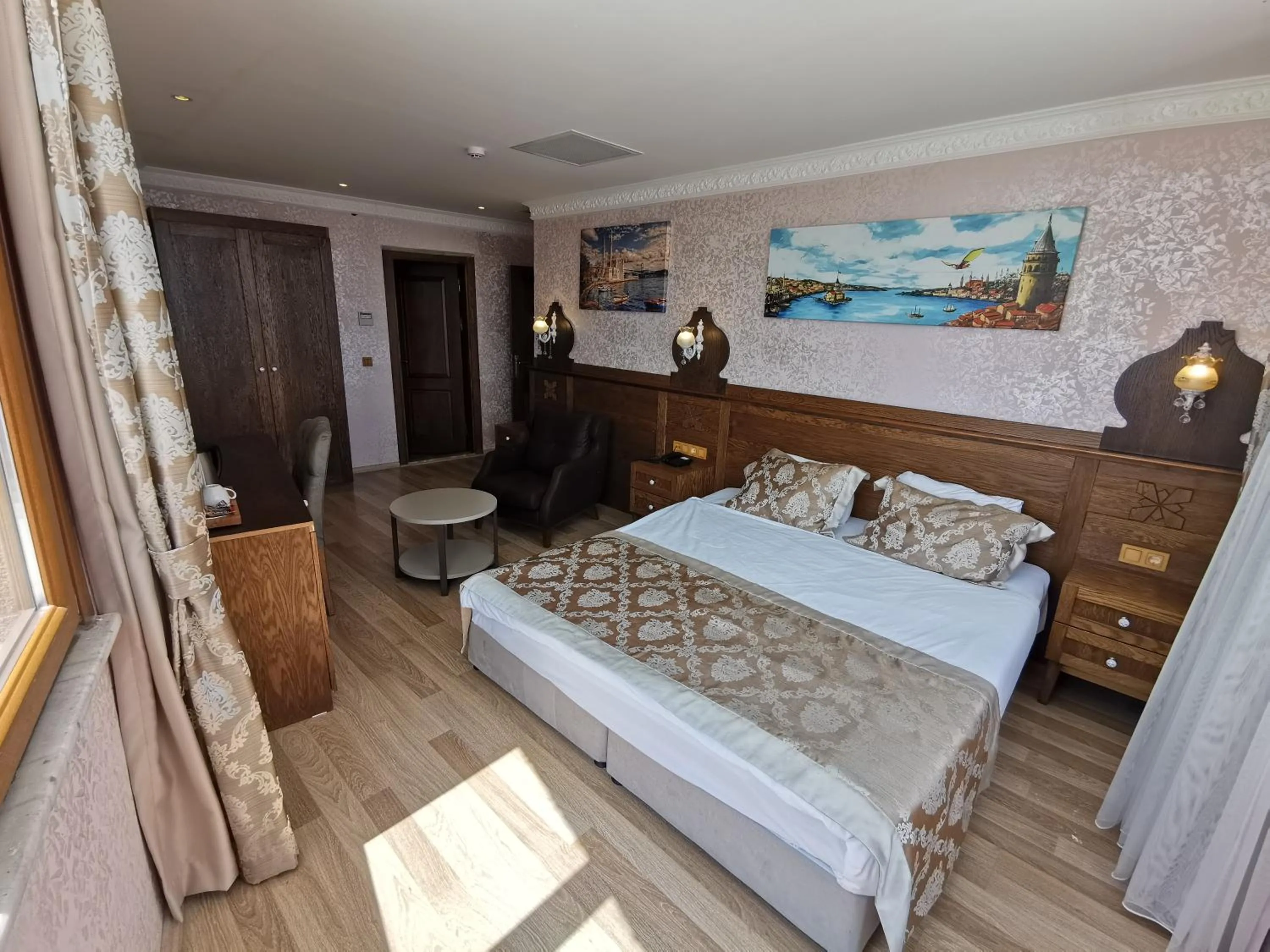 Photo of the whole room, Bed in Perapolis Hotel