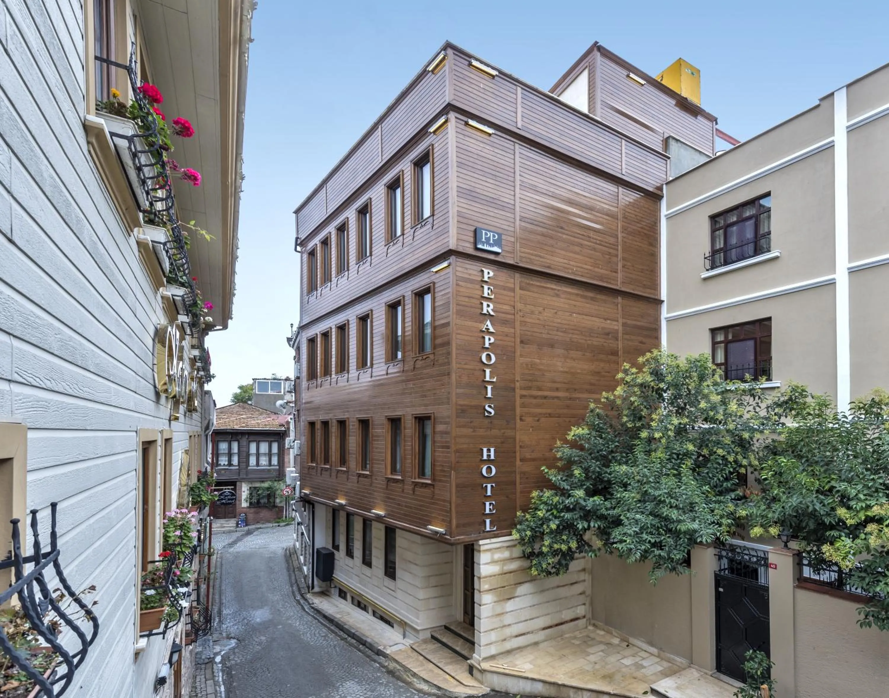 Facade/entrance in Perapolis Hotel