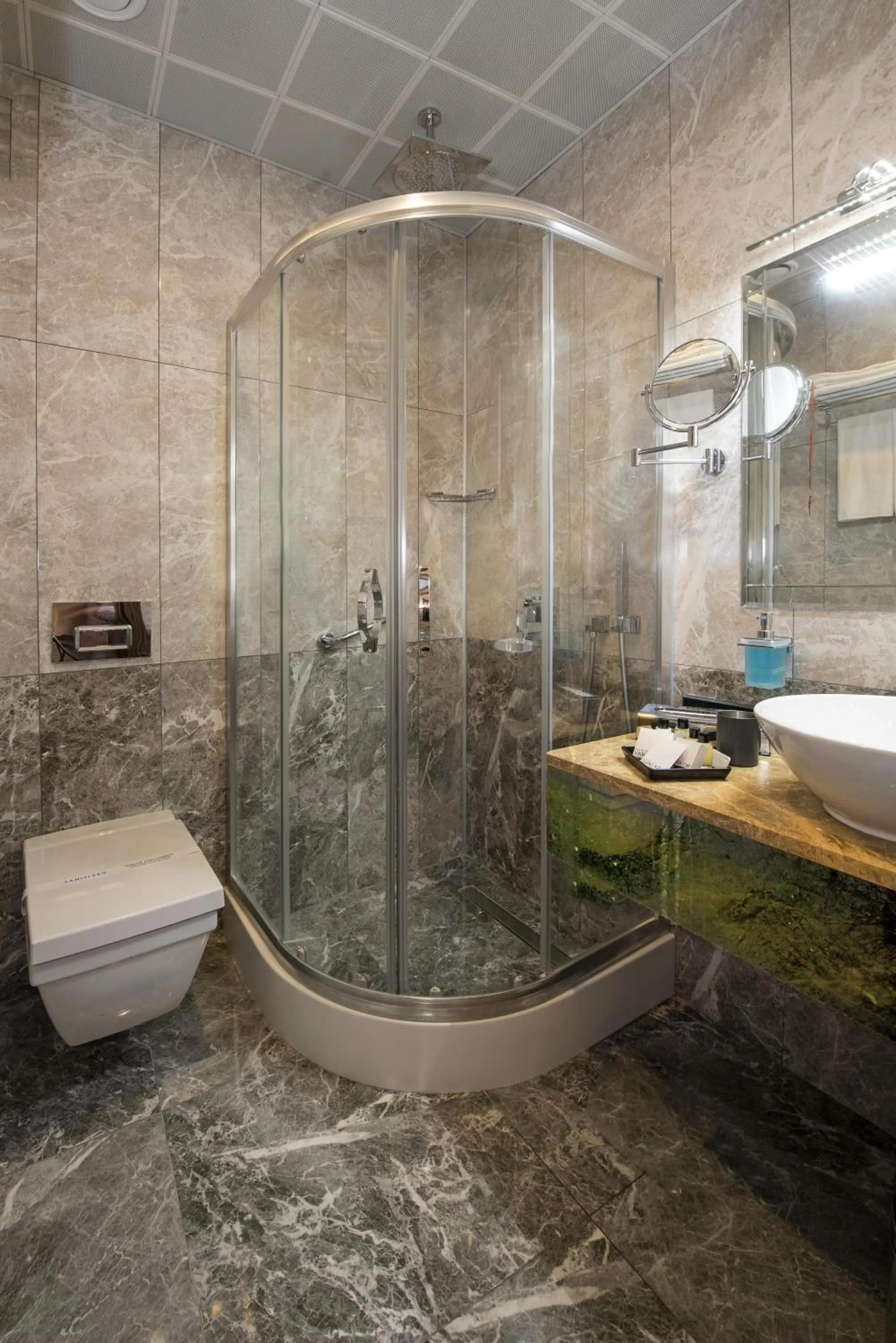 Shower in Perapolis Hotel