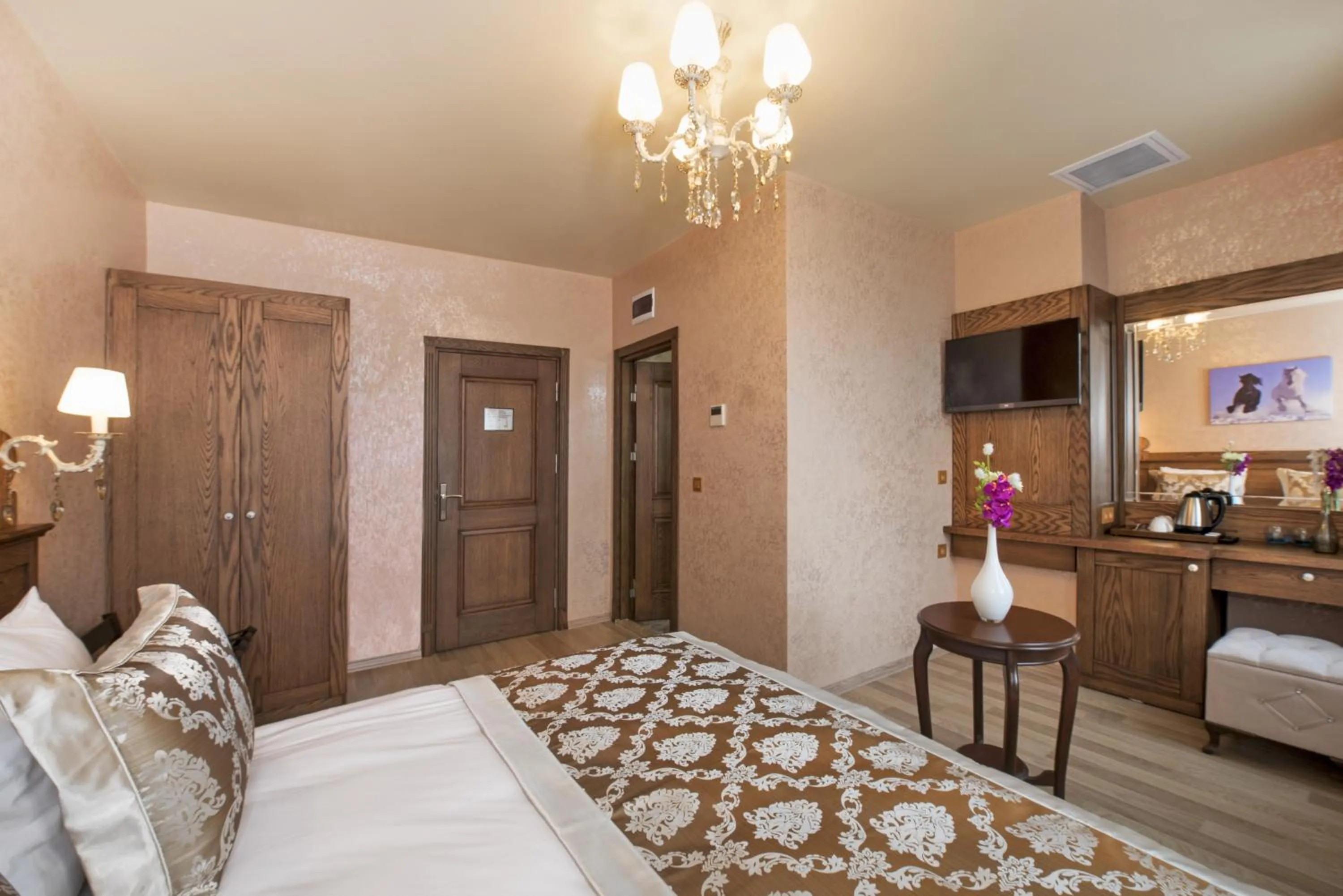 TV and multimedia, Bed in Perapolis Hotel