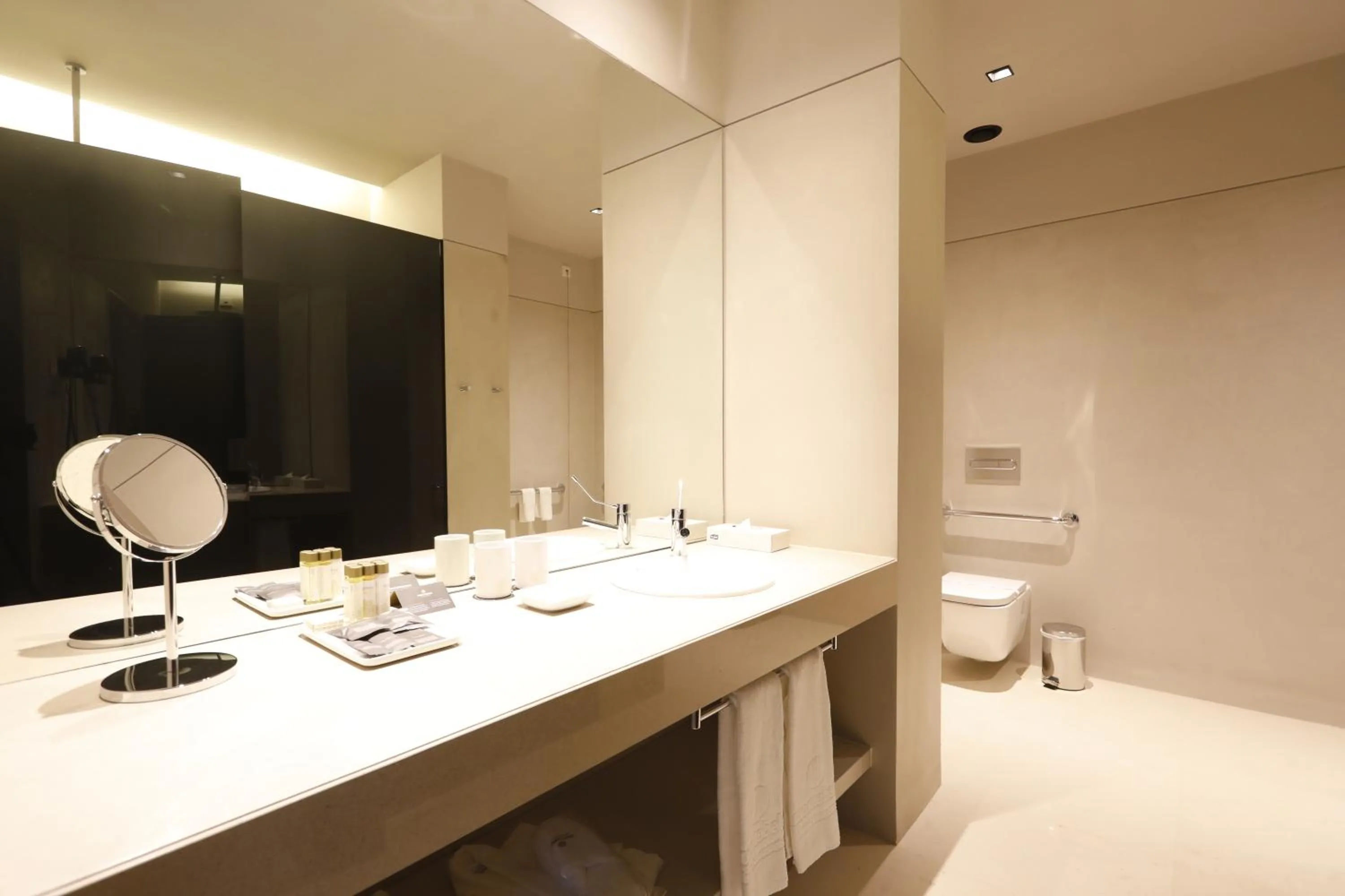 Toilet in Montebelo Vista Alegre Ílhavo Hotel