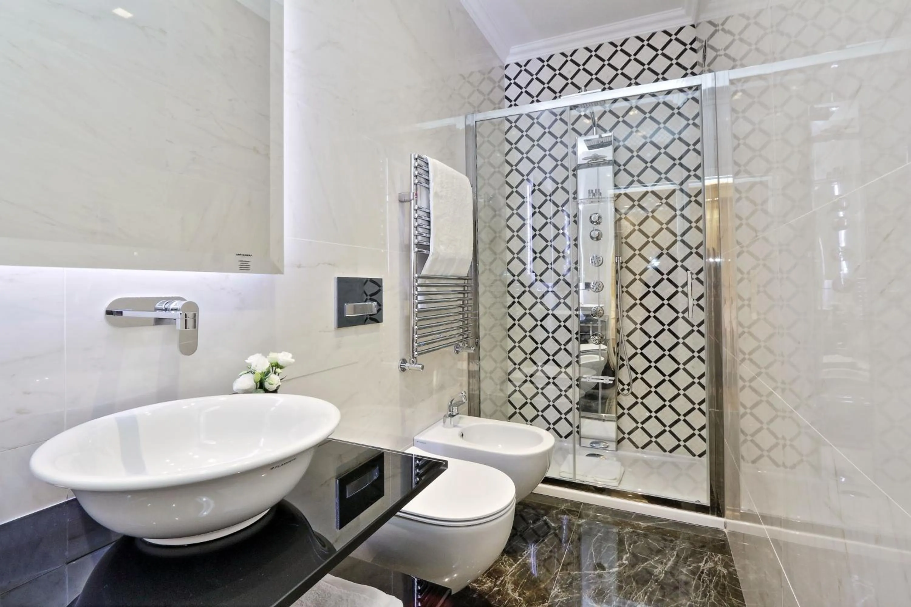 Shower in BQ House COLOSSEUM Luxury Rooms