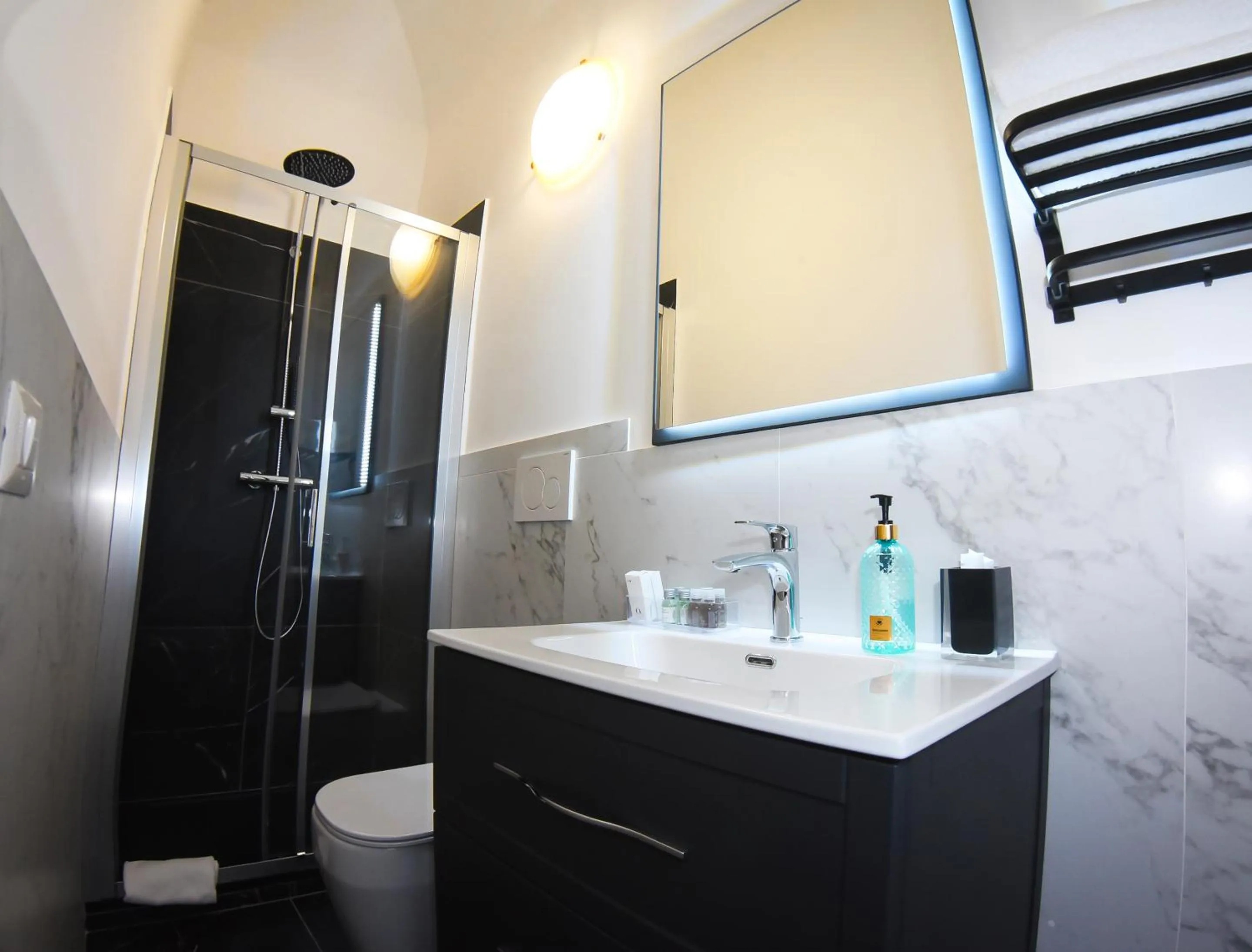 Shower in BQ House COLOSSEUM Luxury Rooms