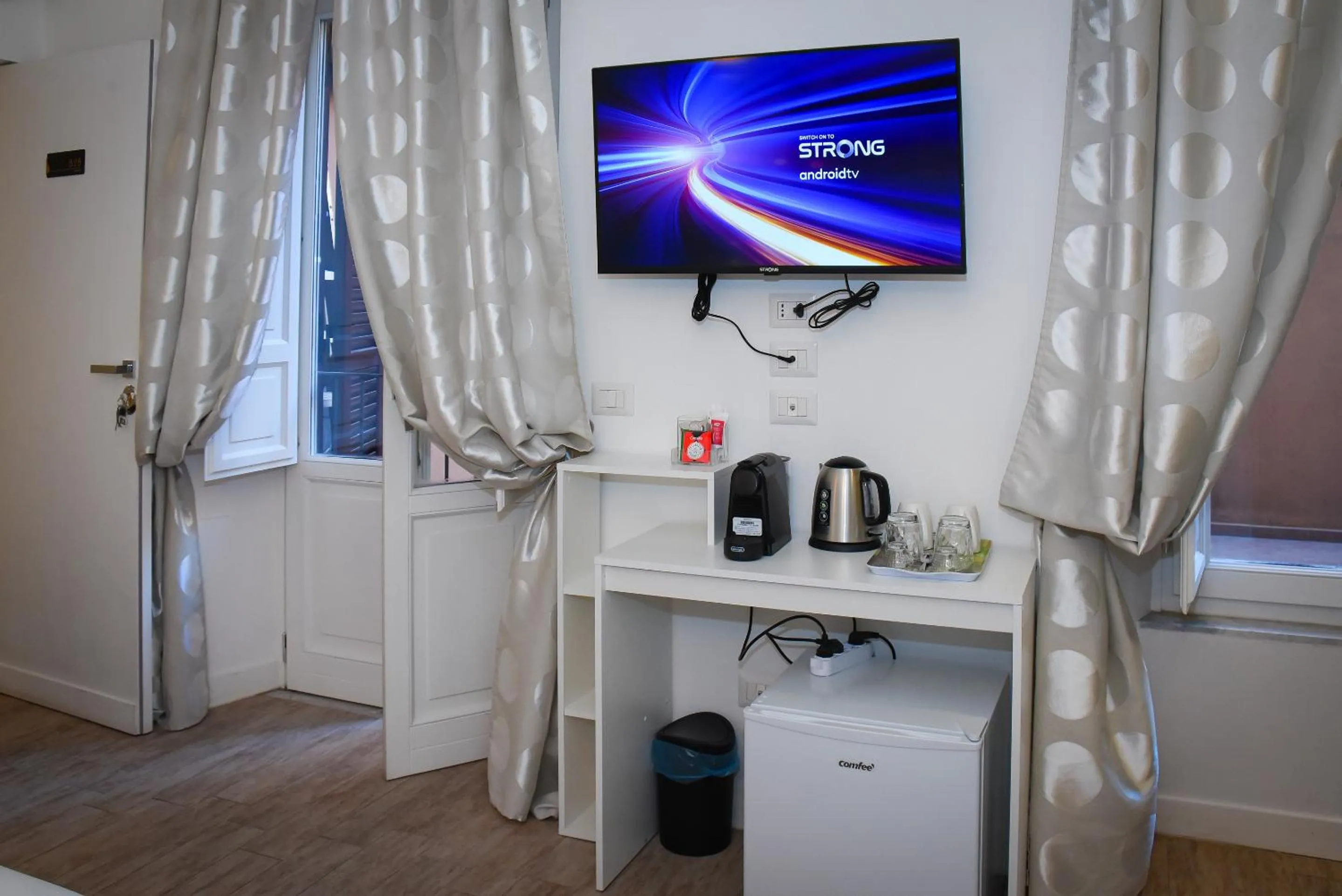 TV and multimedia in BQ House COLOSSEUM Luxury Rooms