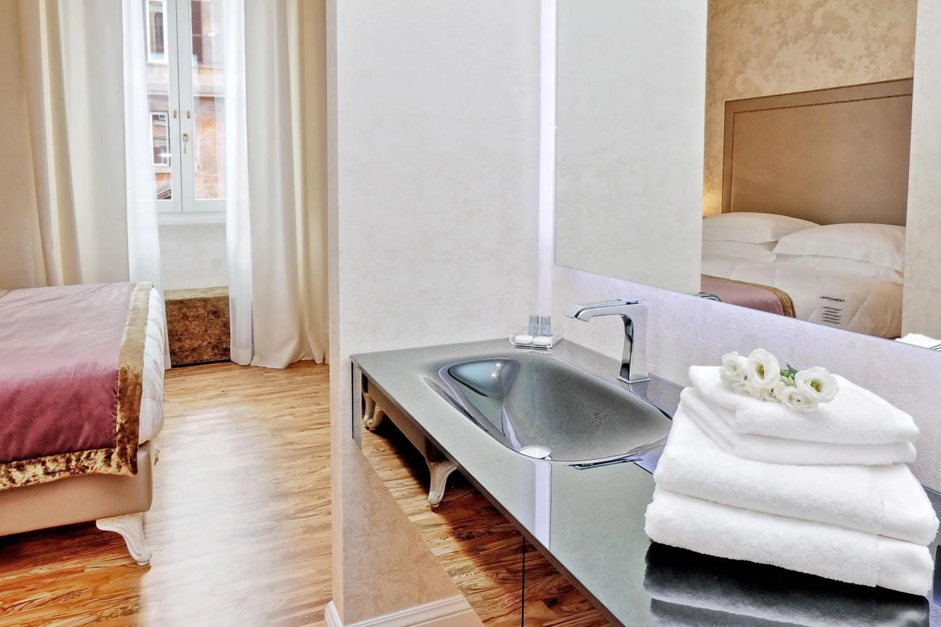 Bed in BQ House COLOSSEUM Luxury Rooms