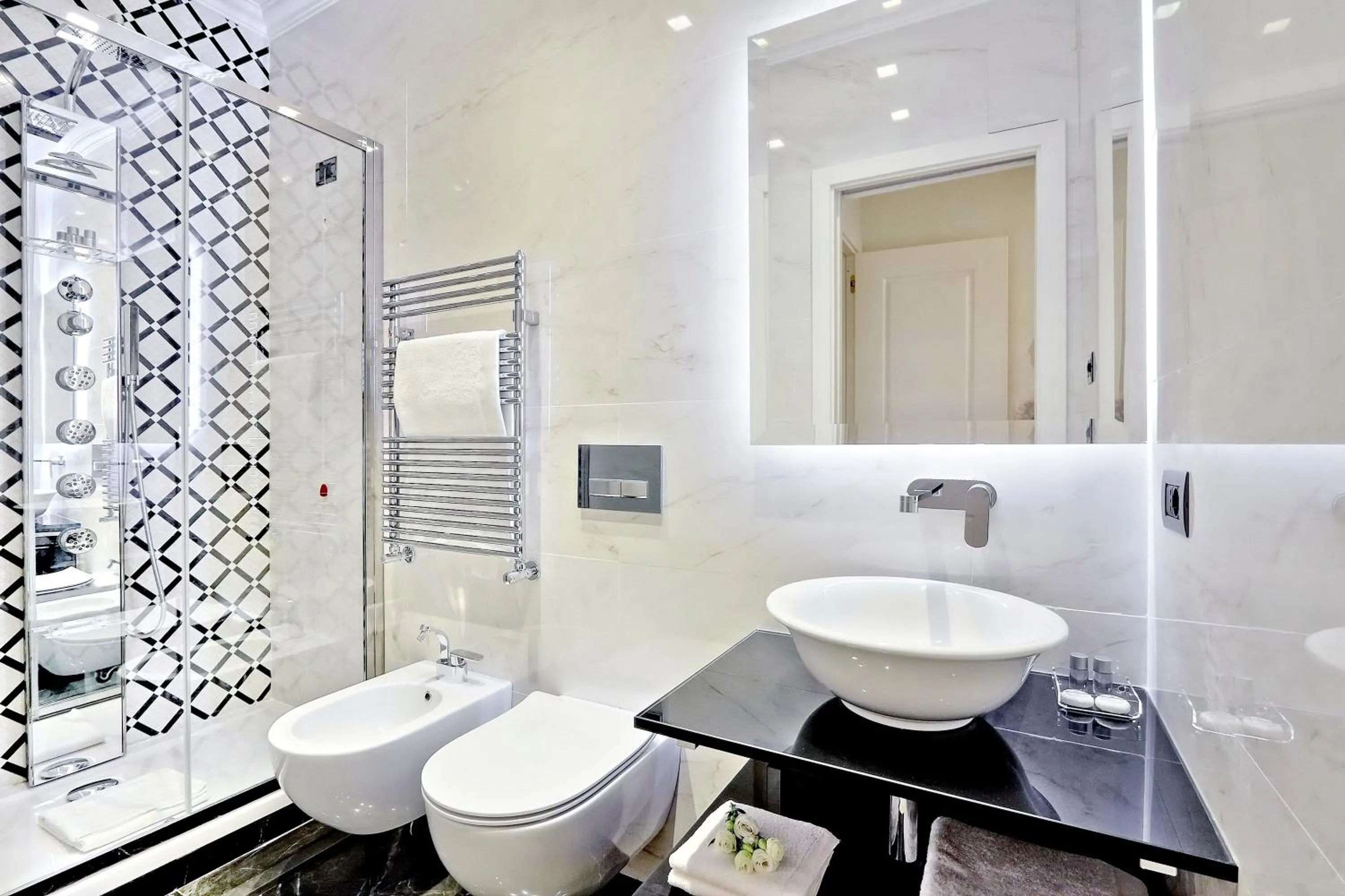 Shower in BQ House COLOSSEUM Luxury Rooms