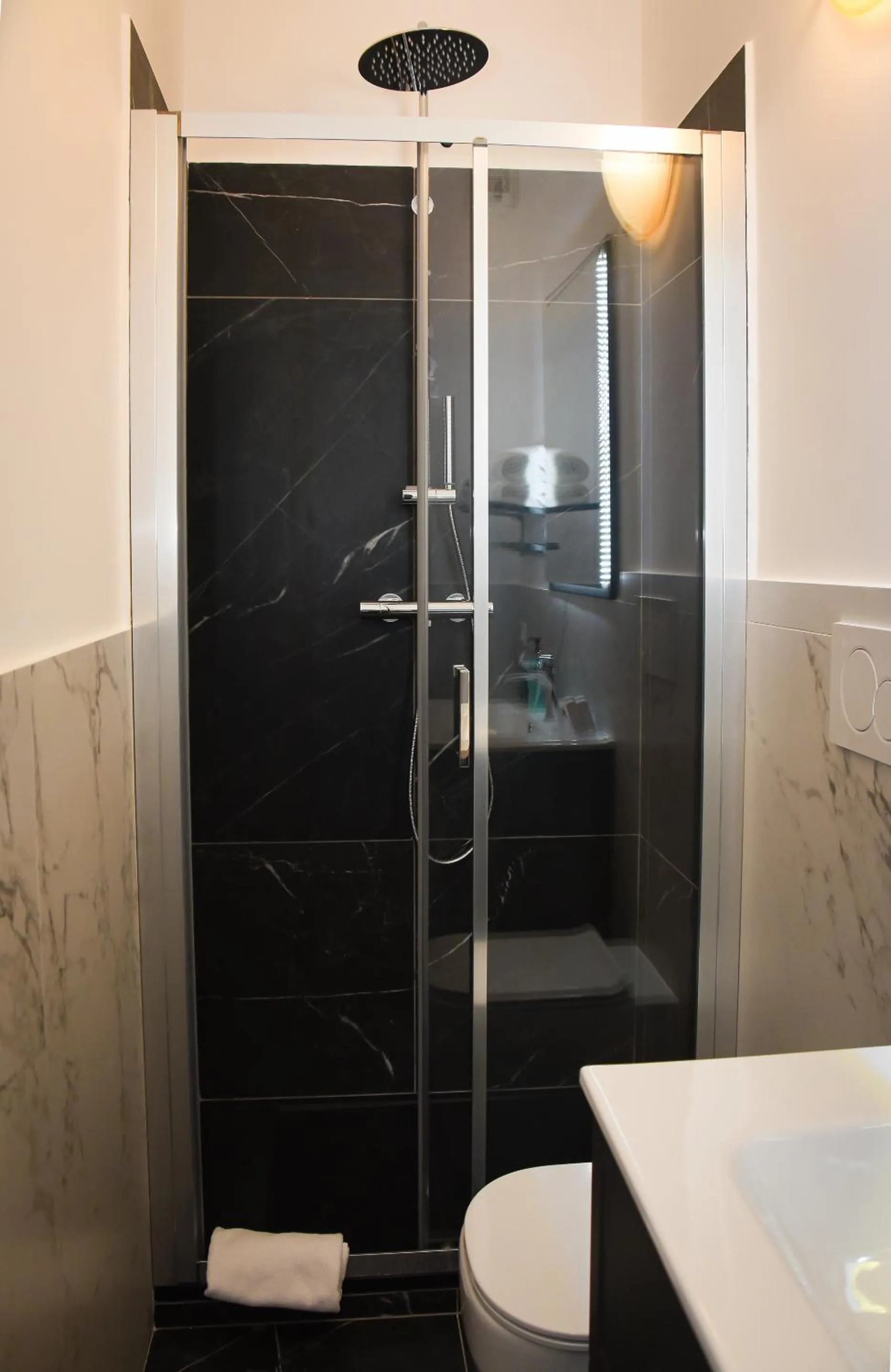 Shower in BQ House COLOSSEUM Luxury Rooms