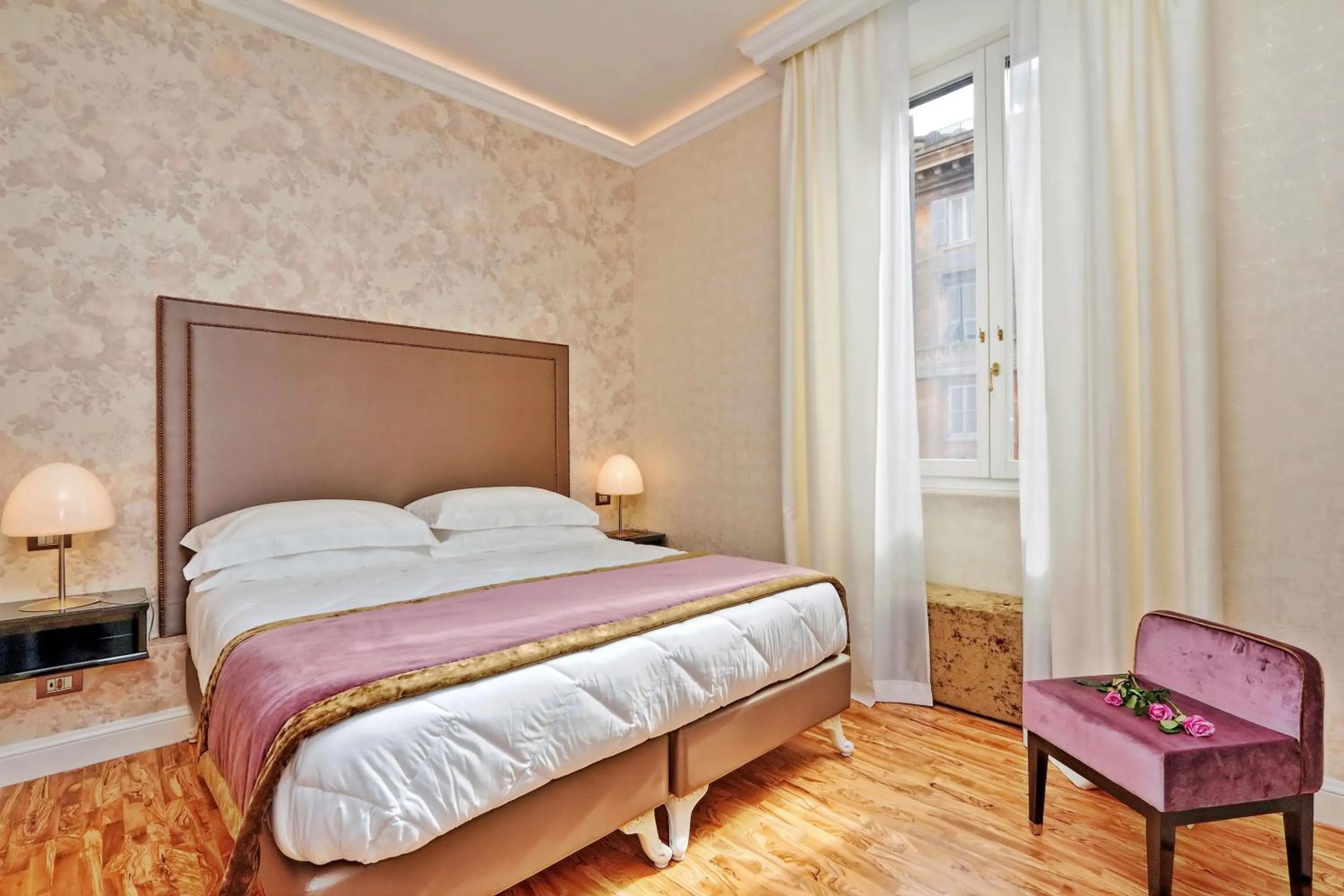 Bed in BQ House COLOSSEUM Luxury Rooms