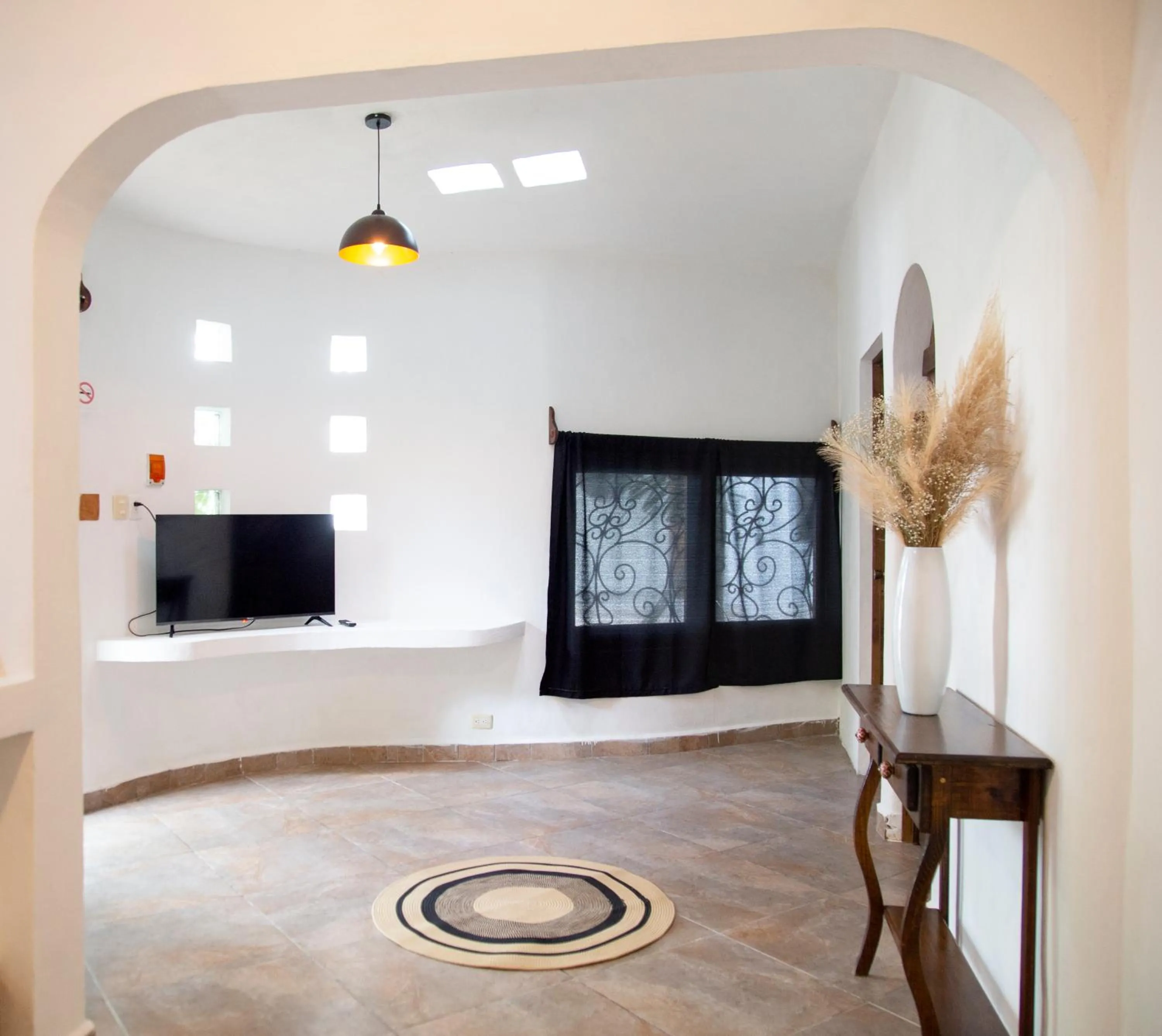 TV and multimedia in Sonido del mar Hotel Boutique & Yoga Loft