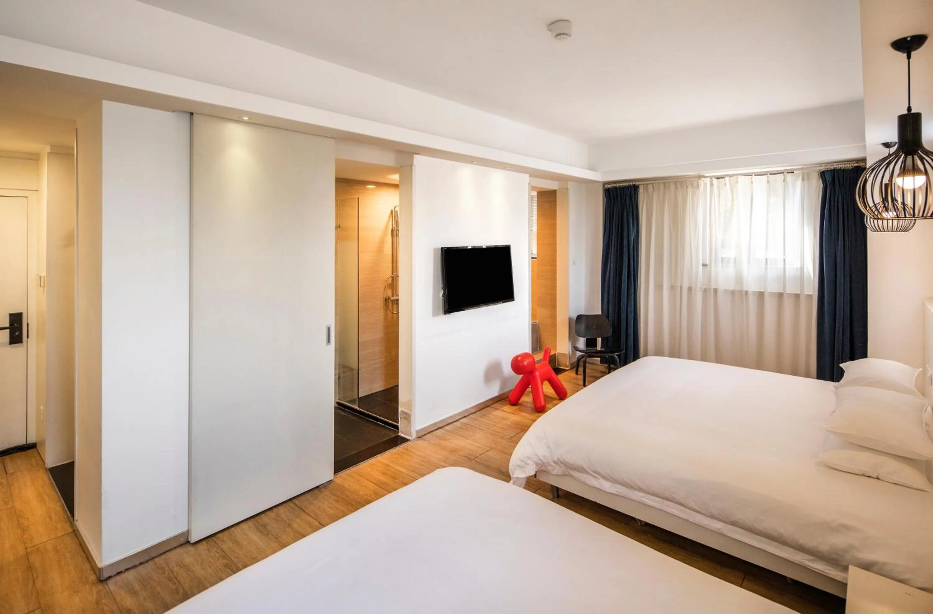 Bedroom, Bed in Xiamen Gulangyu Heitan Hotel