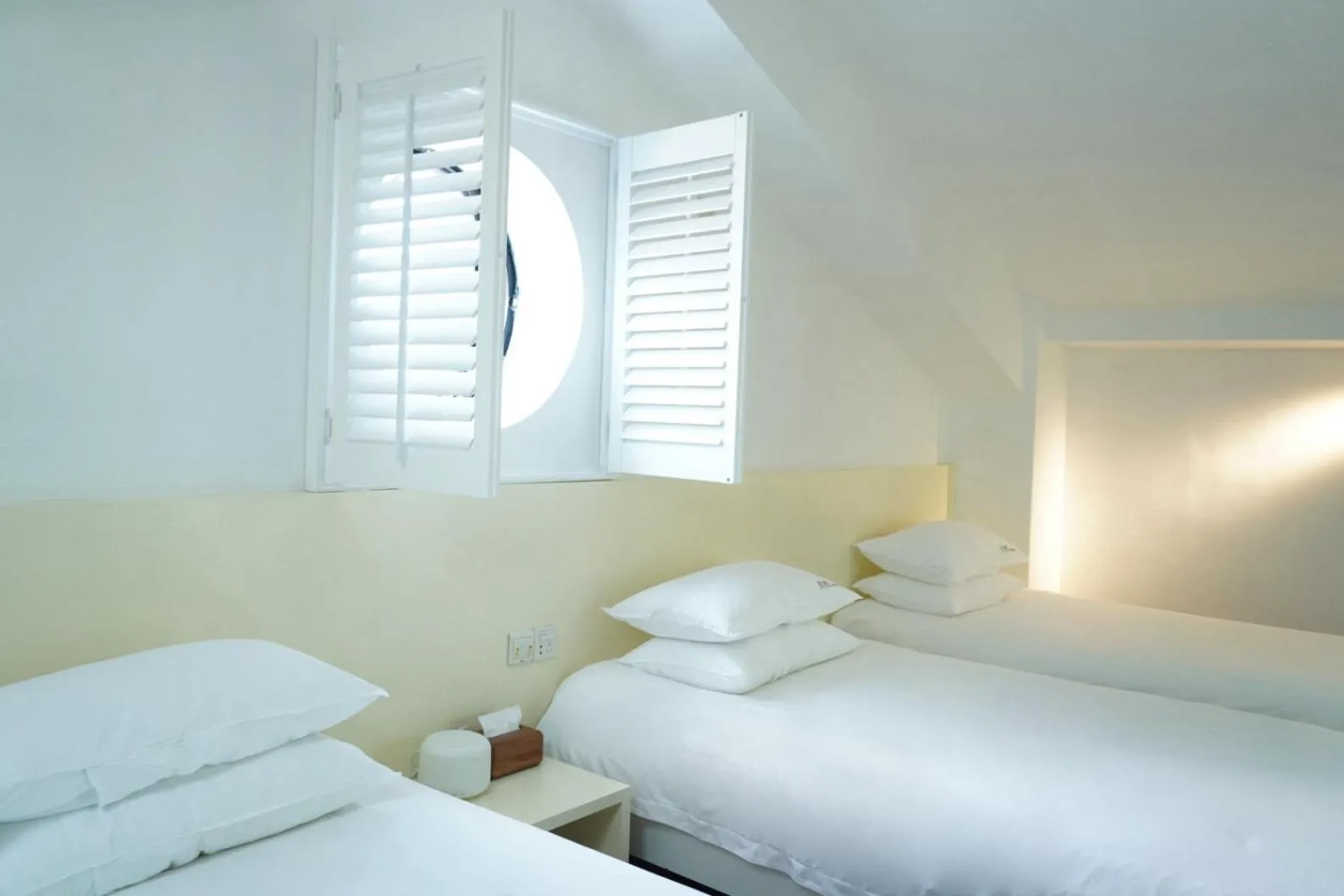 Bed in Xiamen Gulangyu Heitan Hotel