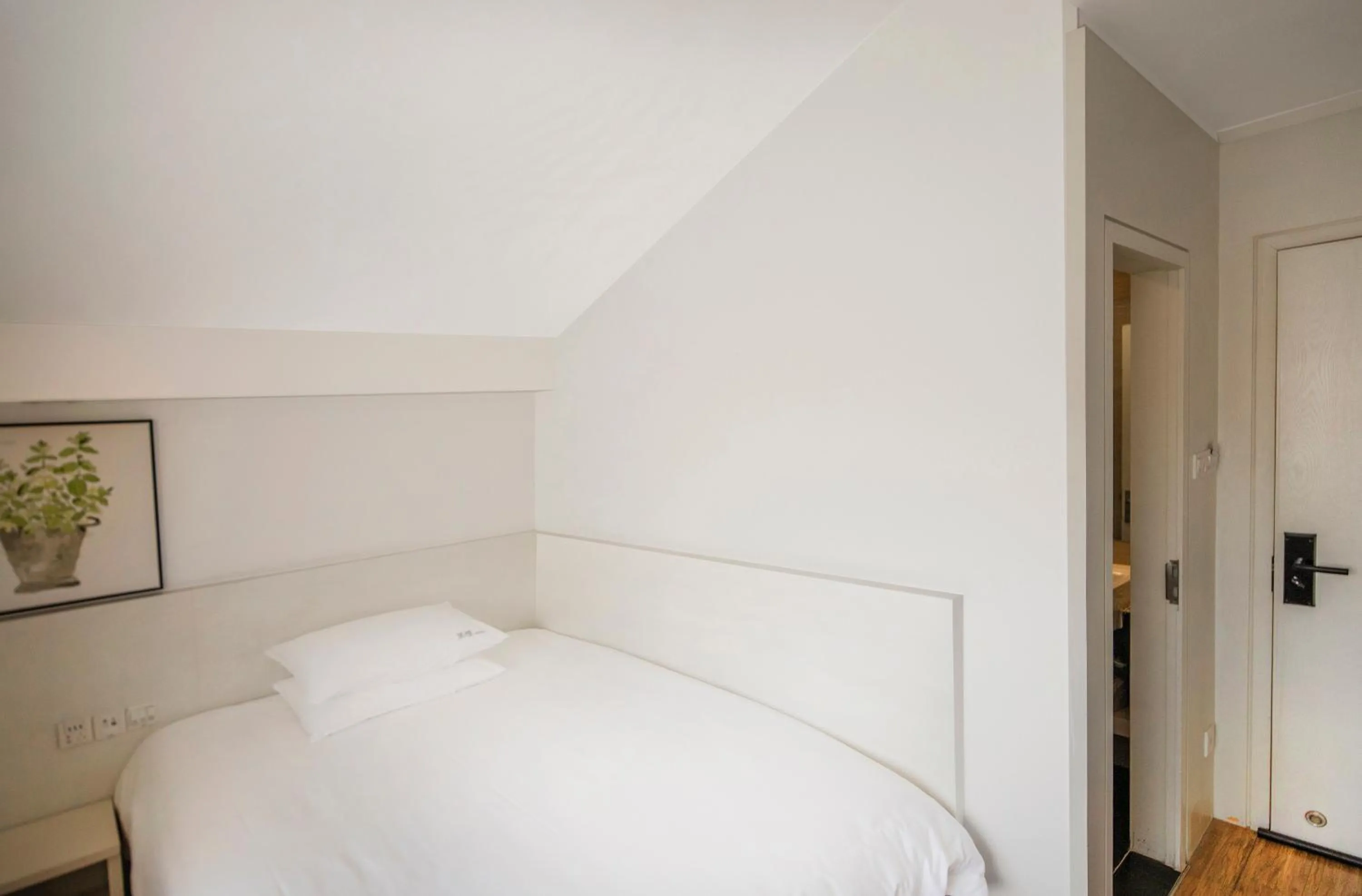 Bed in Xiamen Gulangyu Heitan Hotel