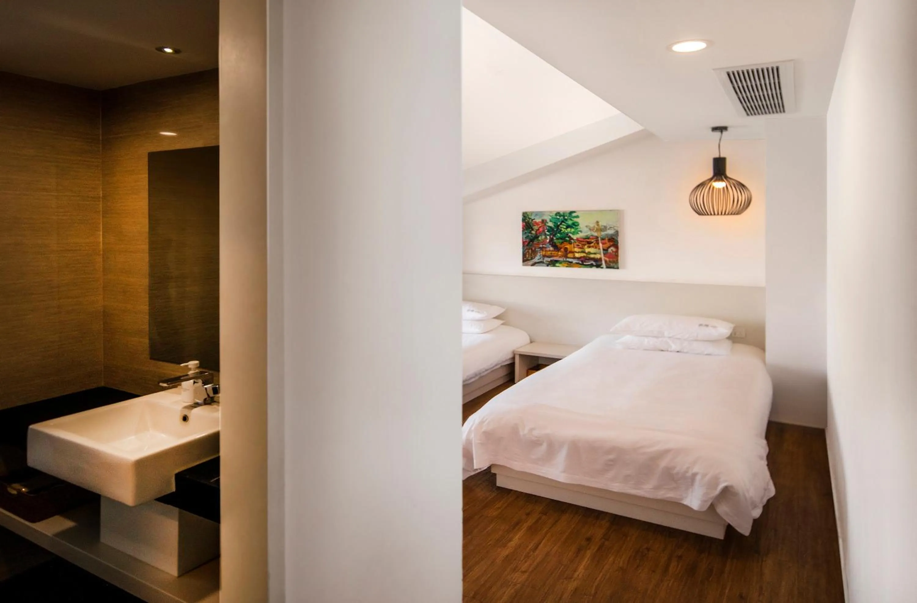 Bathroom, Bed in Xiamen Gulangyu Heitan Hotel