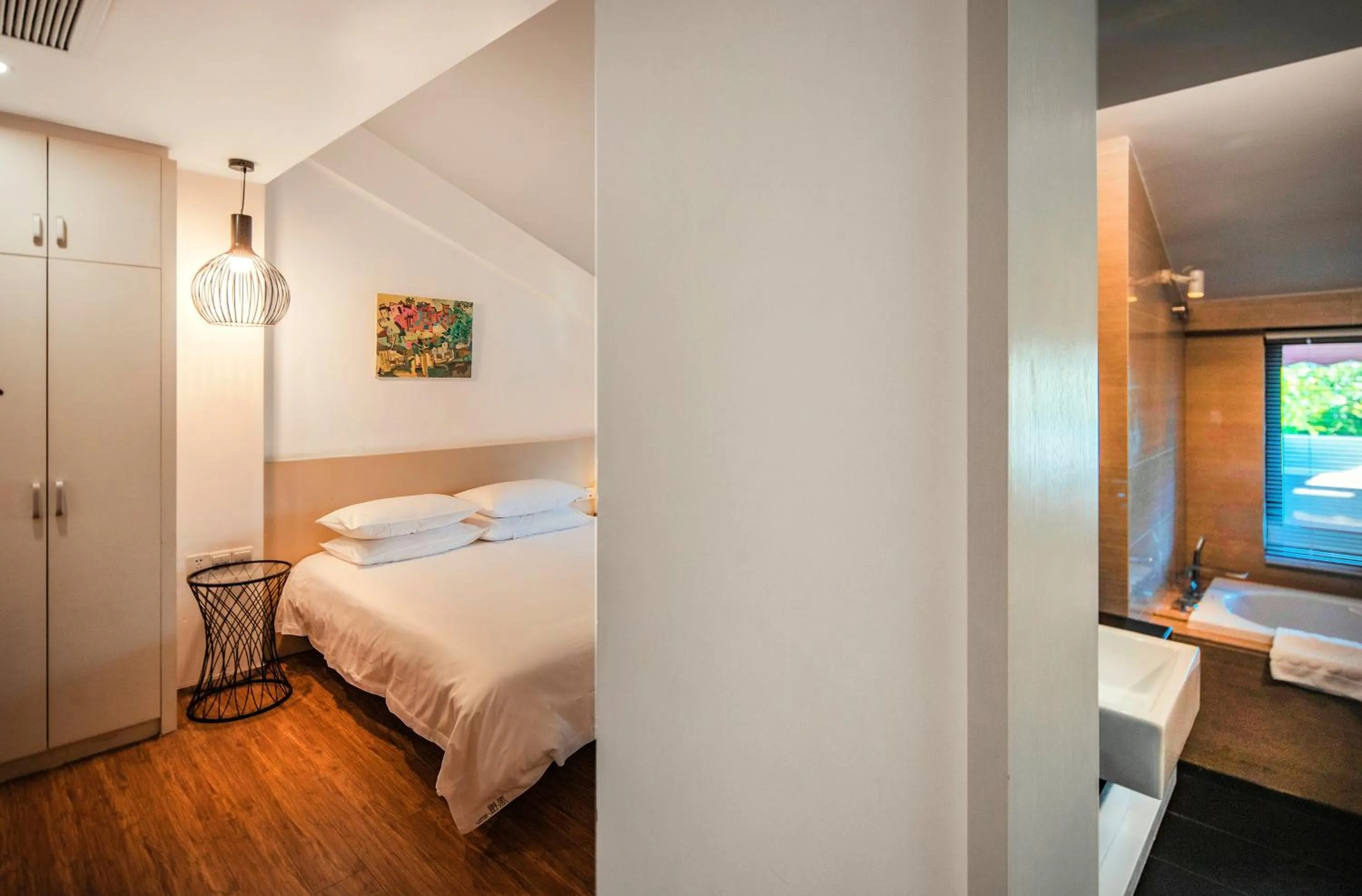 Bedroom, Bed in Xiamen Gulangyu Heitan Hotel