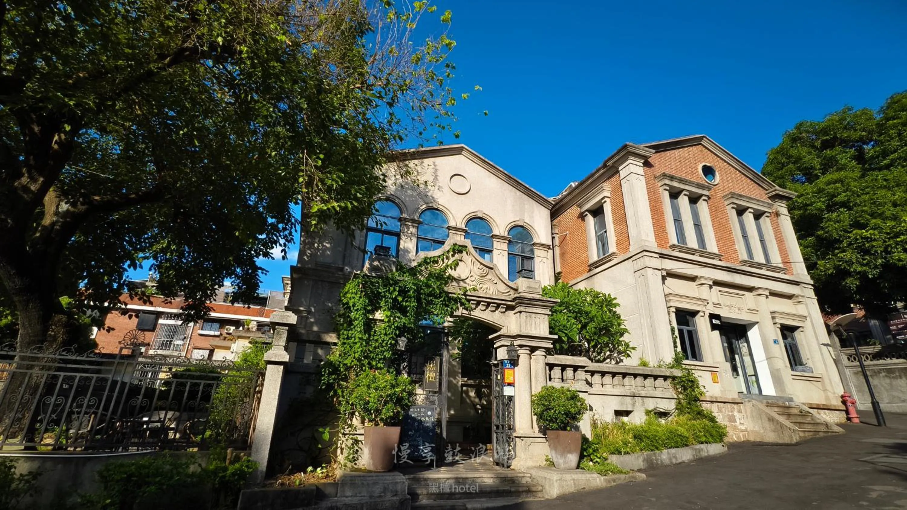 Property building in Xiamen Gulangyu Heitan Hotel