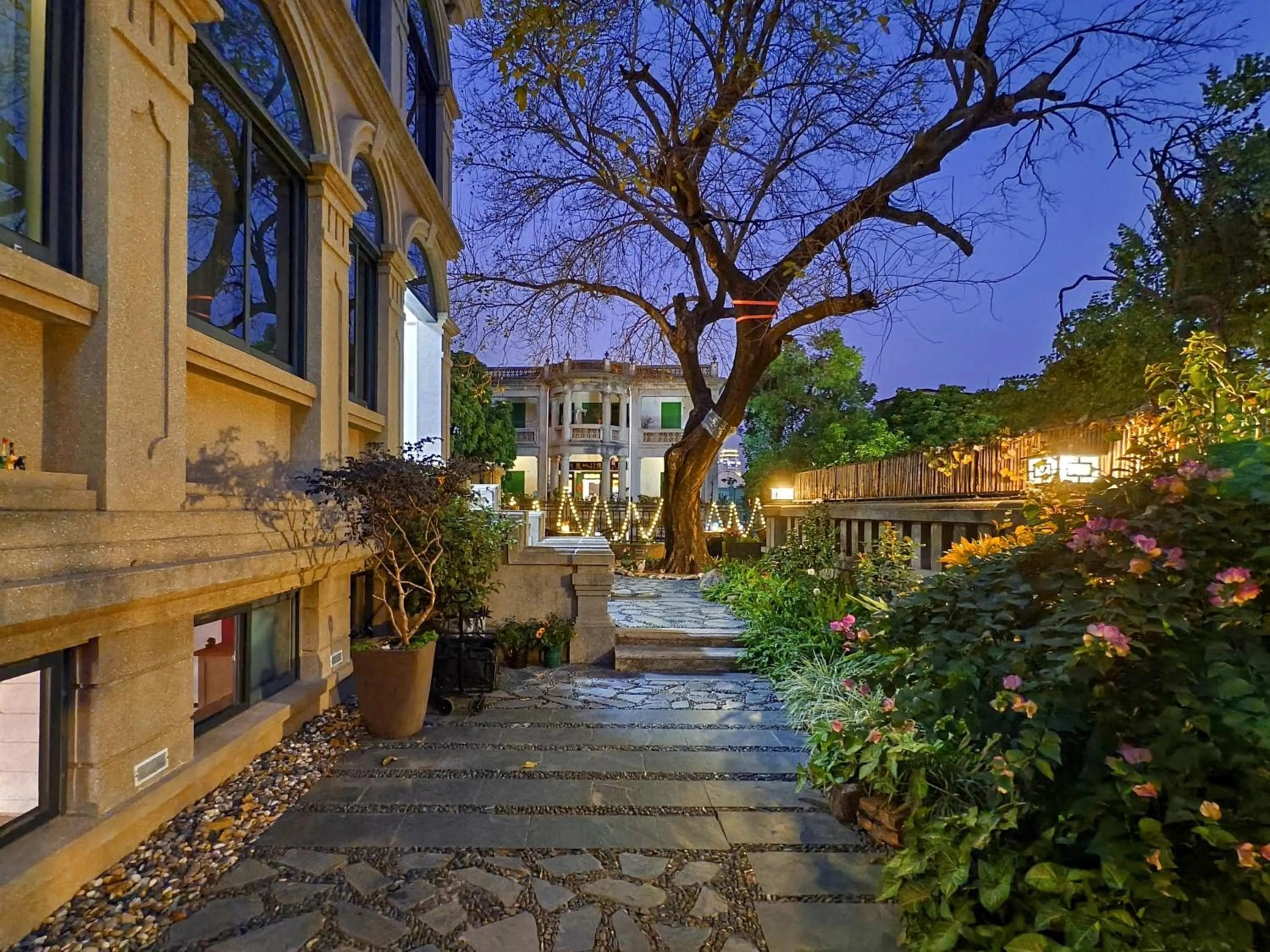 Night in Xiamen Gulangyu Heitan Hotel