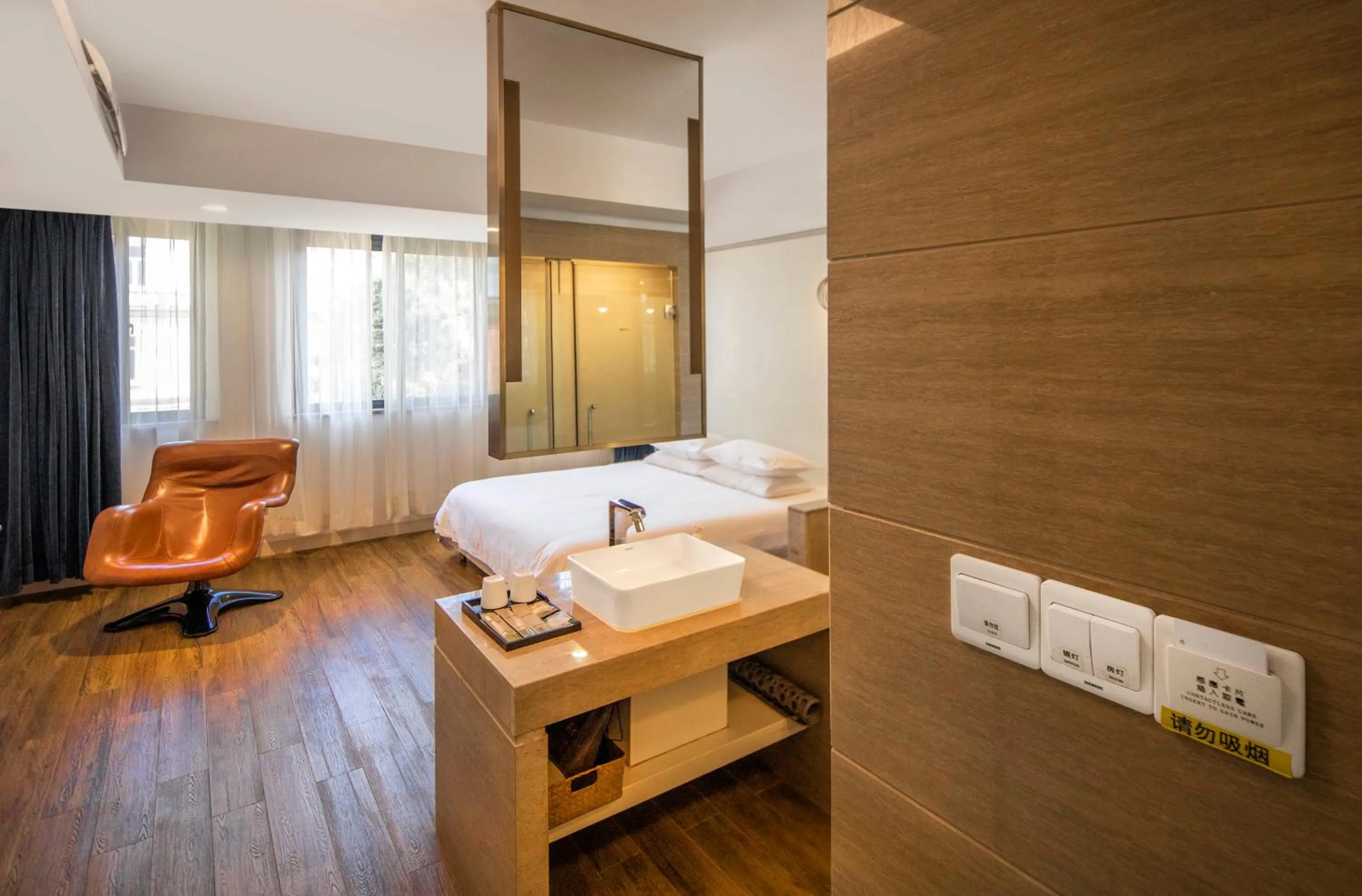 Bedroom, Bed in Xiamen Gulangyu Heitan Hotel