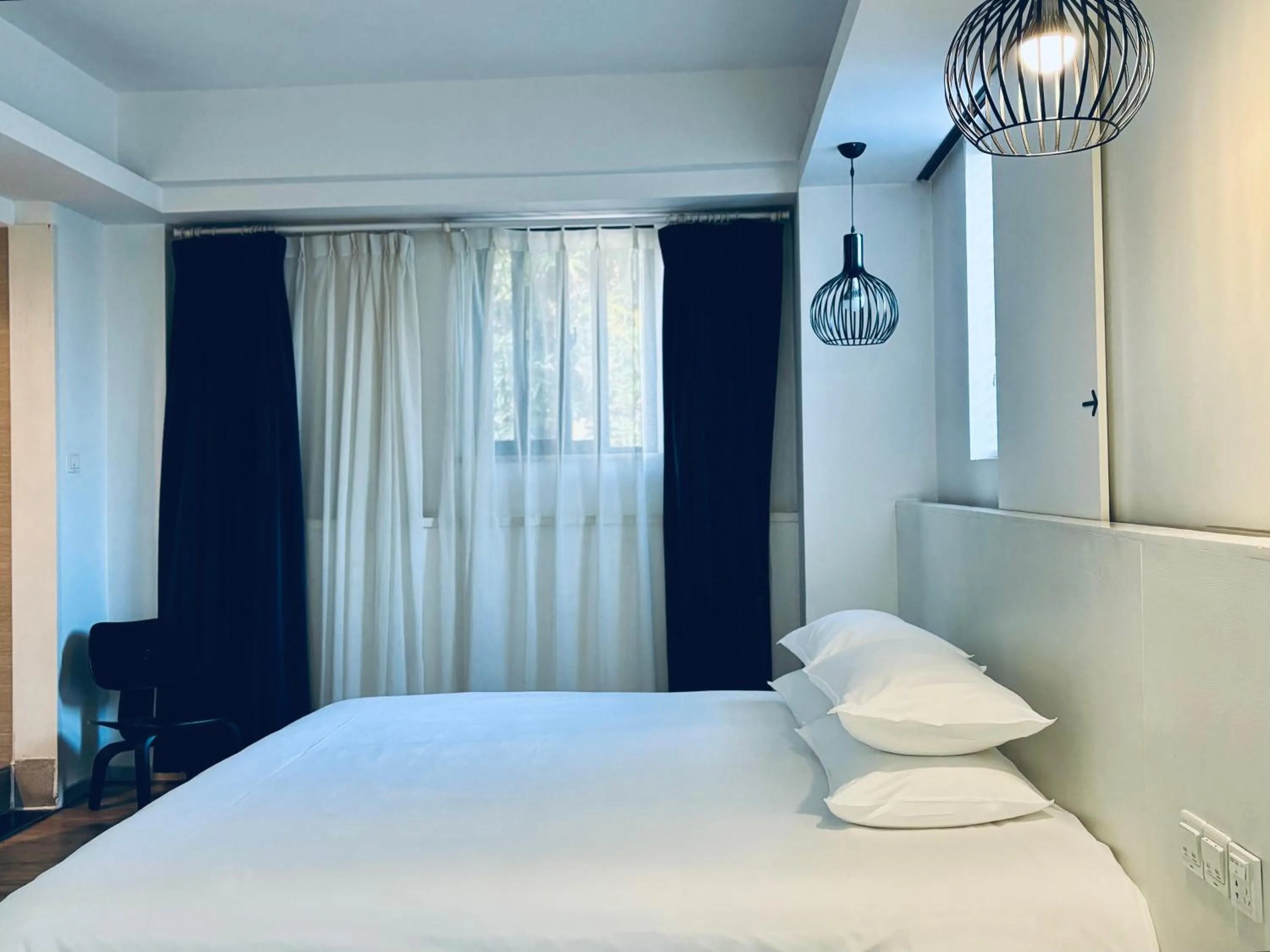 Bedroom, Bed in Xiamen Gulangyu Heitan Hotel