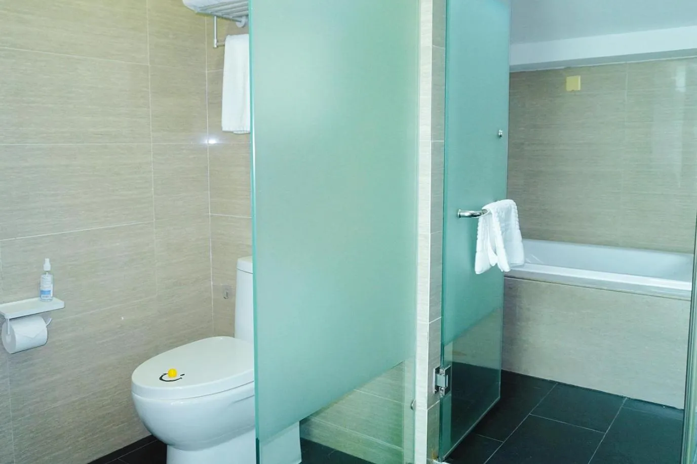 Shower in Xiamen Gulangyu Heitan Hotel