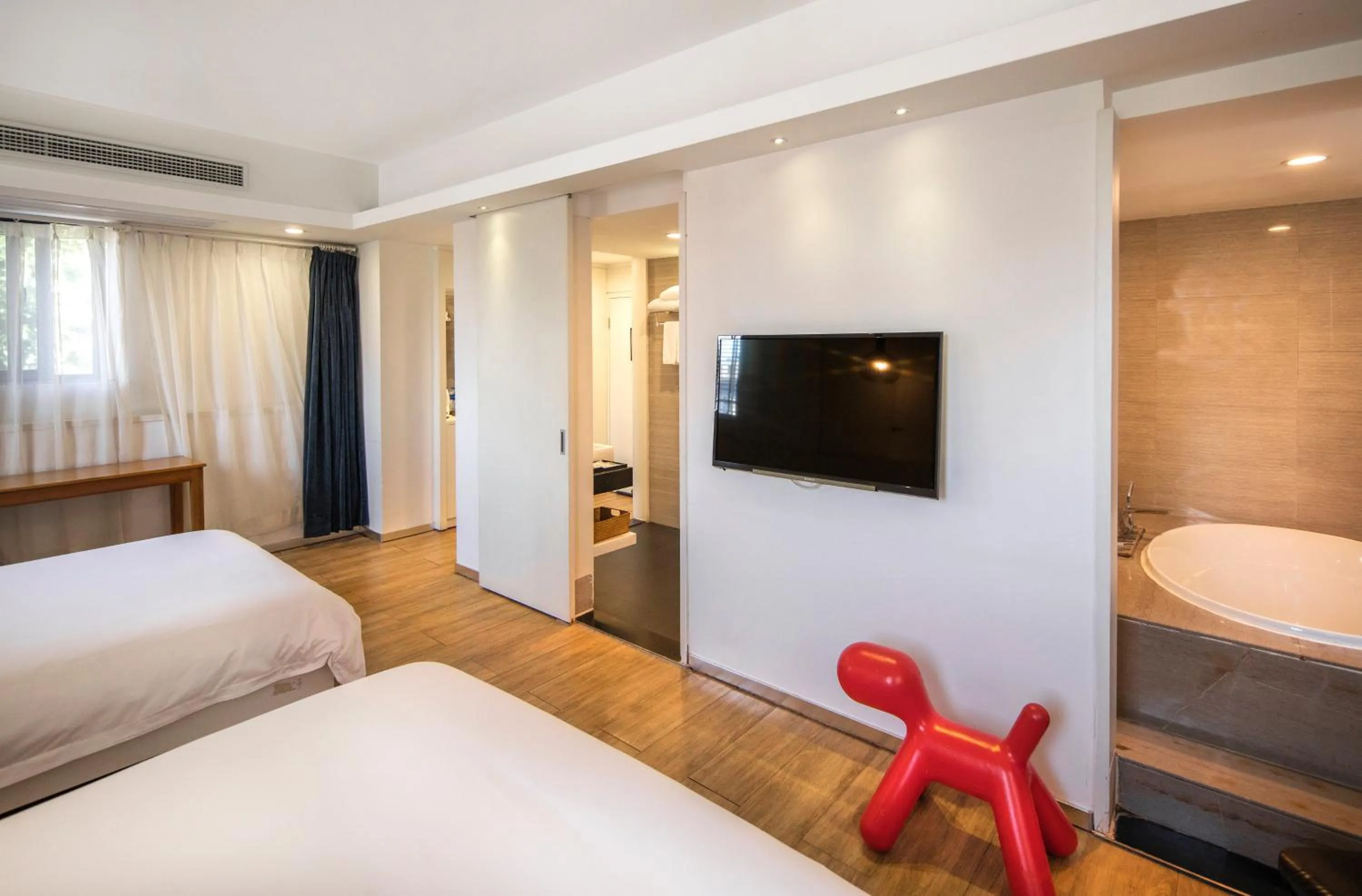 Bedroom, Bed in Xiamen Gulangyu Heitan Hotel