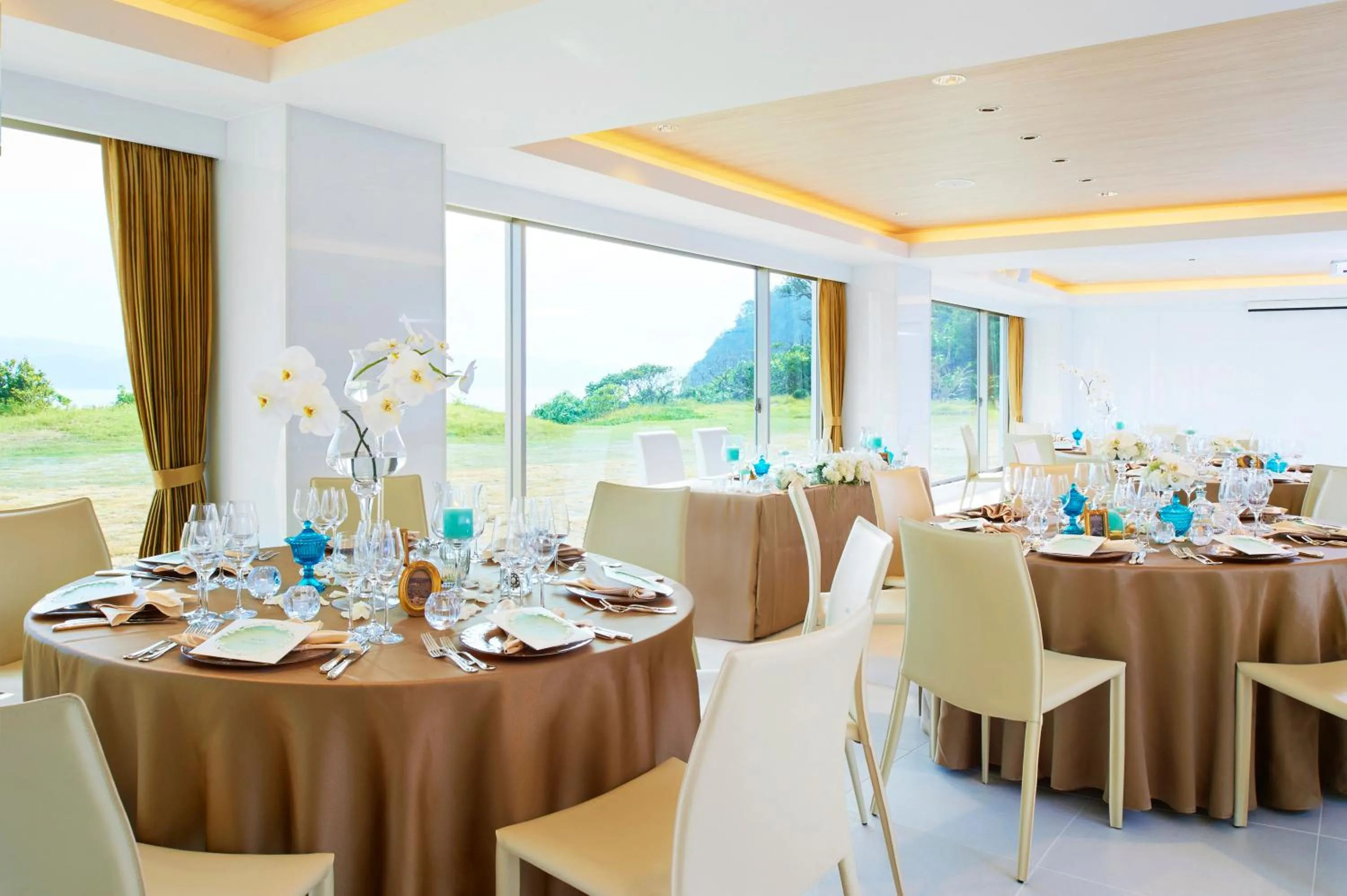 Restaurant/places to eat in Hotel The Scene