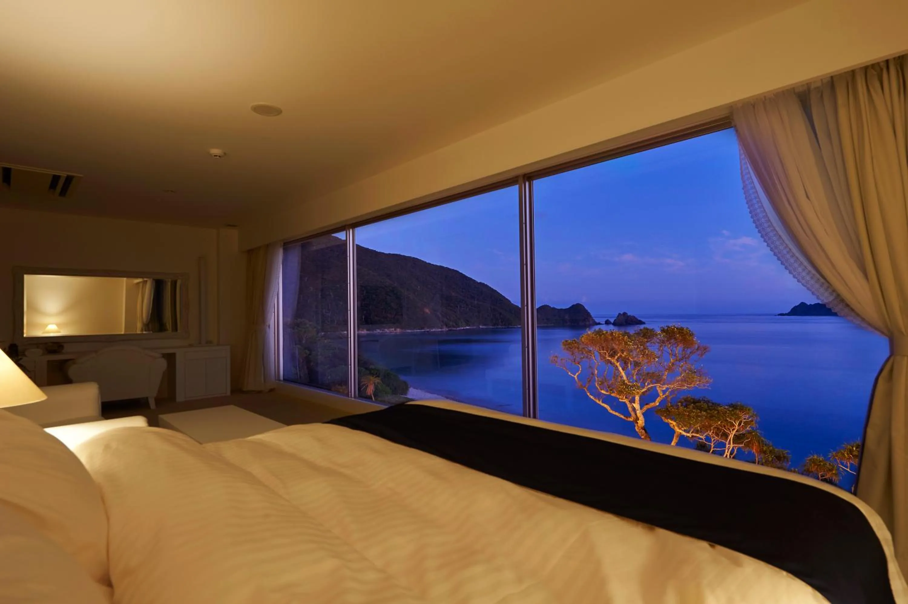 Photo of the whole room, Bed in Hotel The Scene