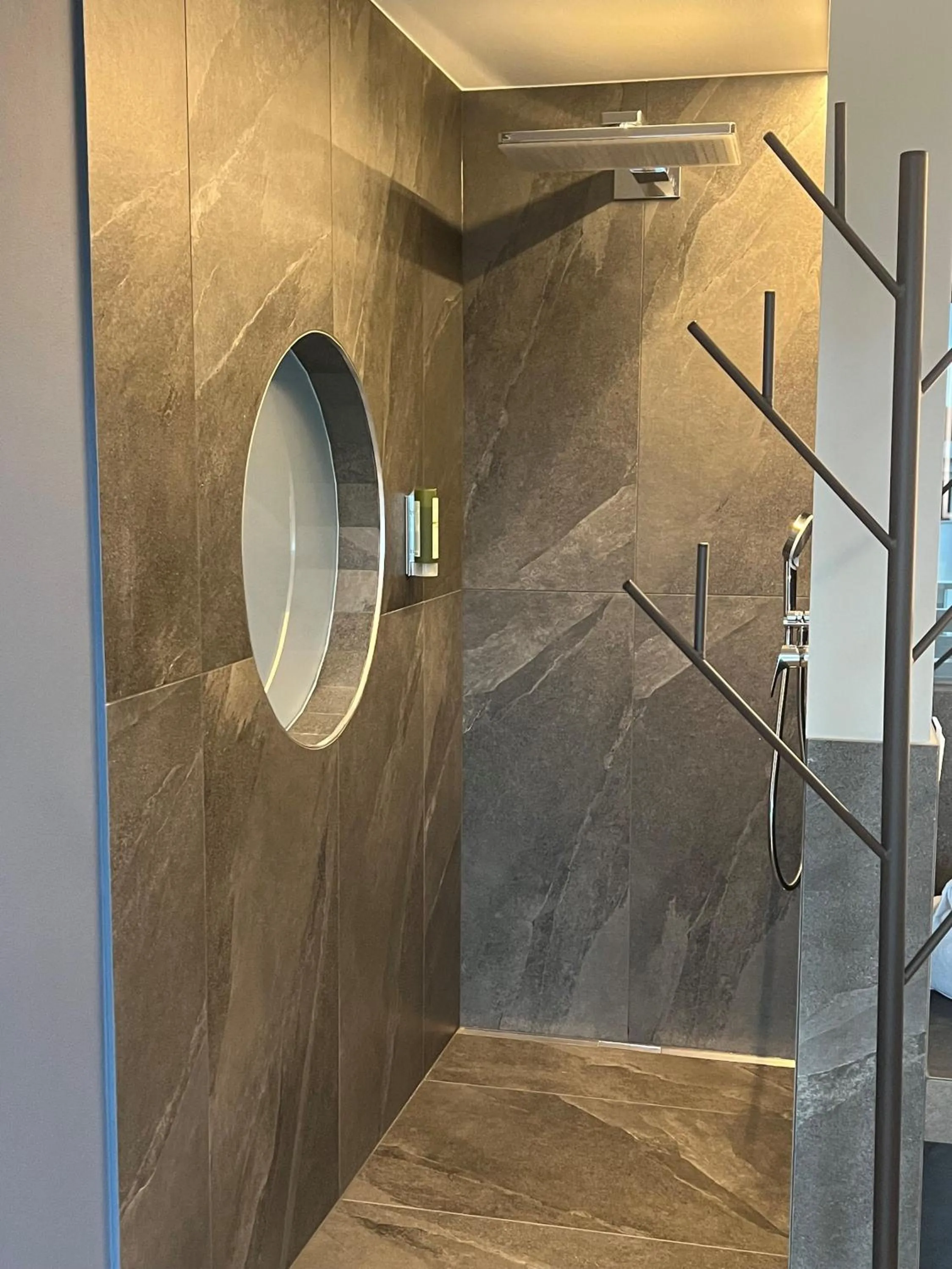 Shower in Hotel Jardis