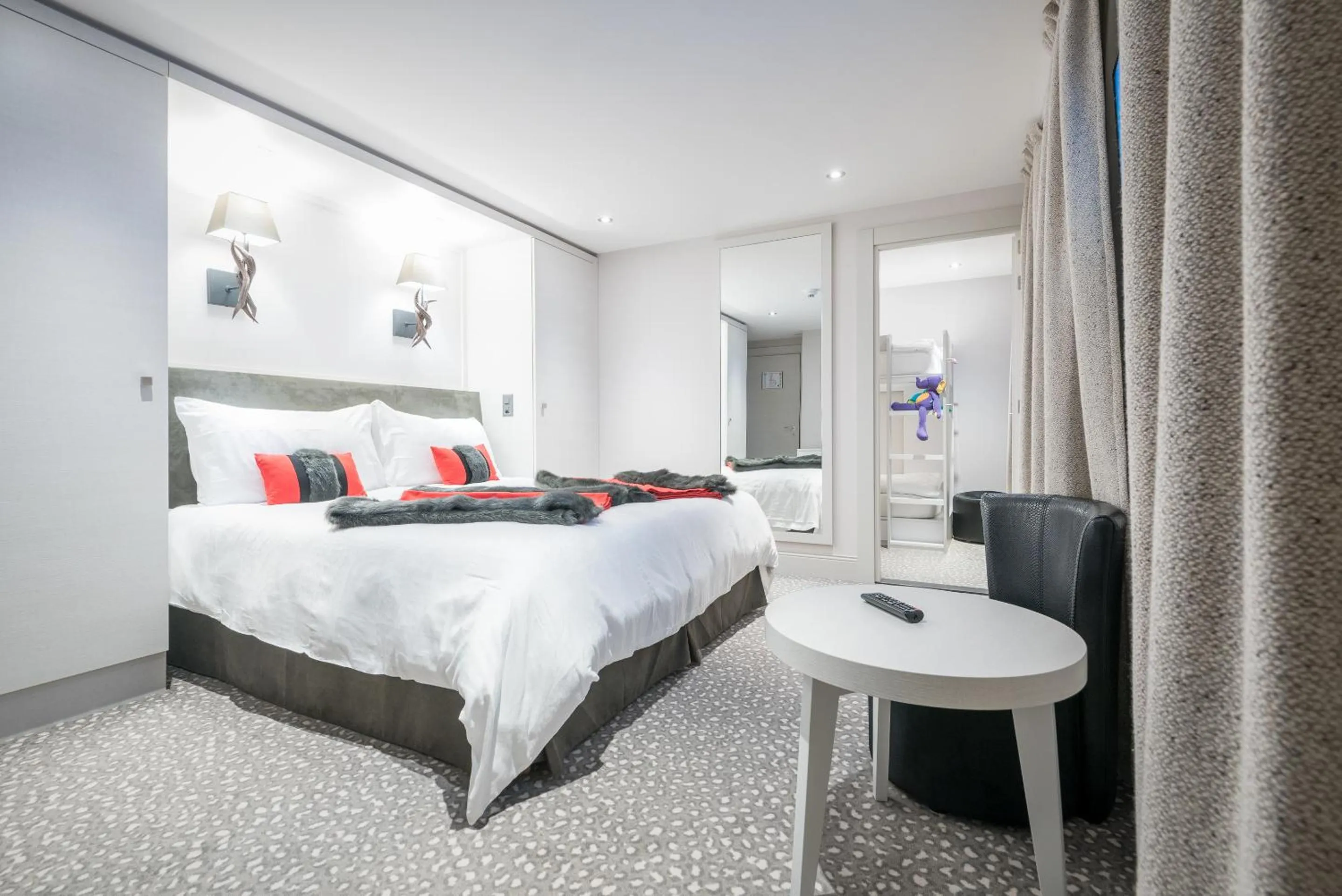 Photo of the whole room, Bed in Hôtel Le White - Le 42 Restaurant