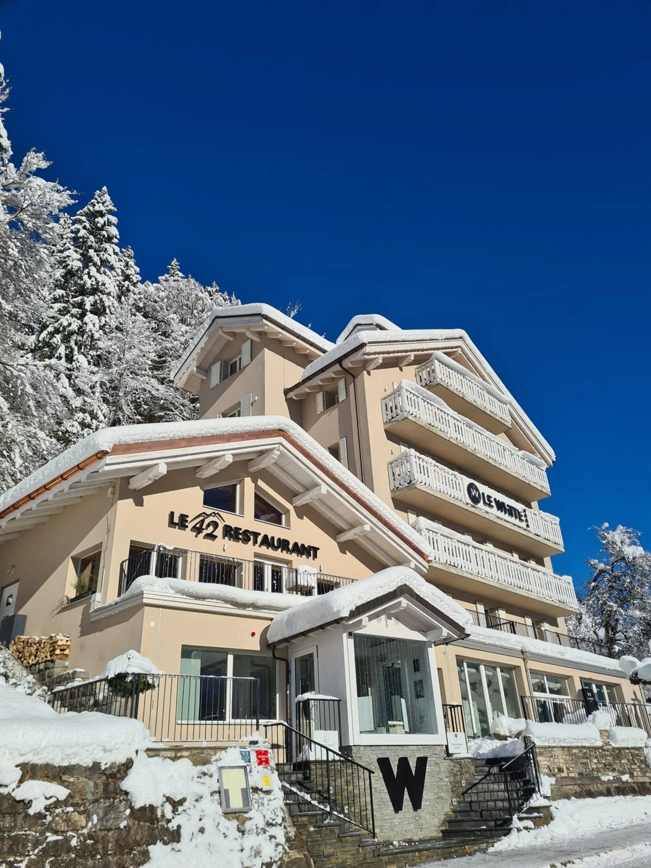 Property building in Hôtel Le White - Le 42 Restaurant