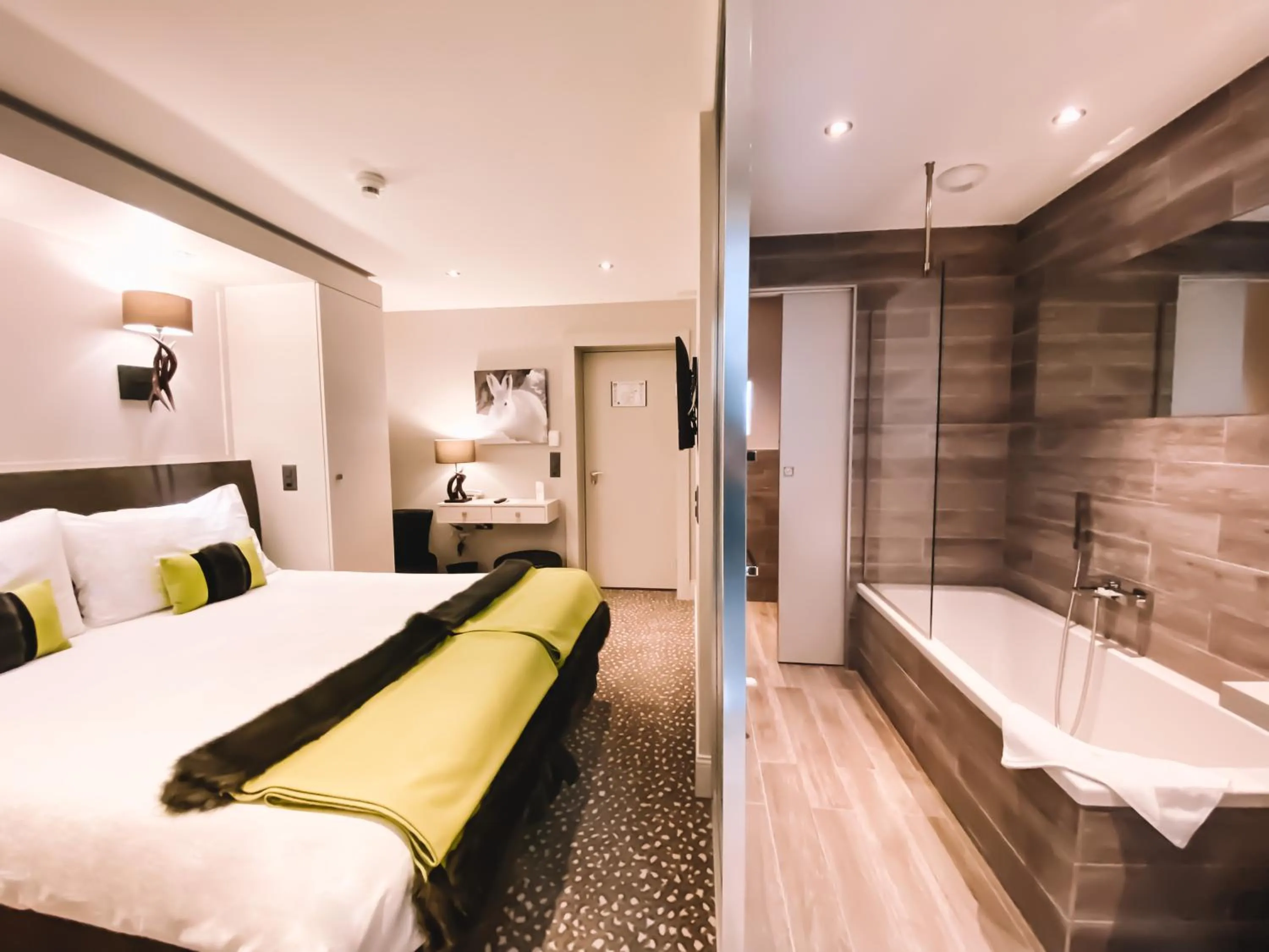 Photo of the whole room, Bed in Hôtel Le White - Le 42 Restaurant