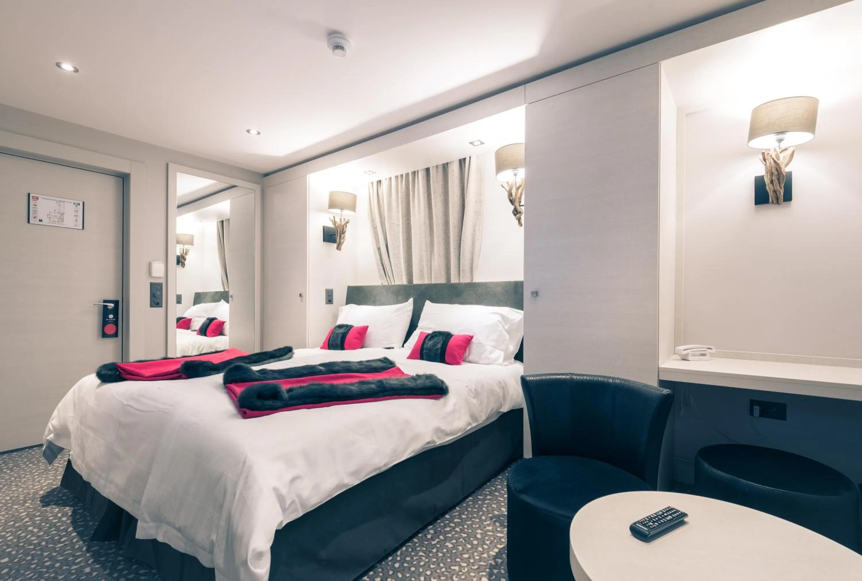 Photo of the whole room, Bed in Hôtel Le White - Le 42 Restaurant