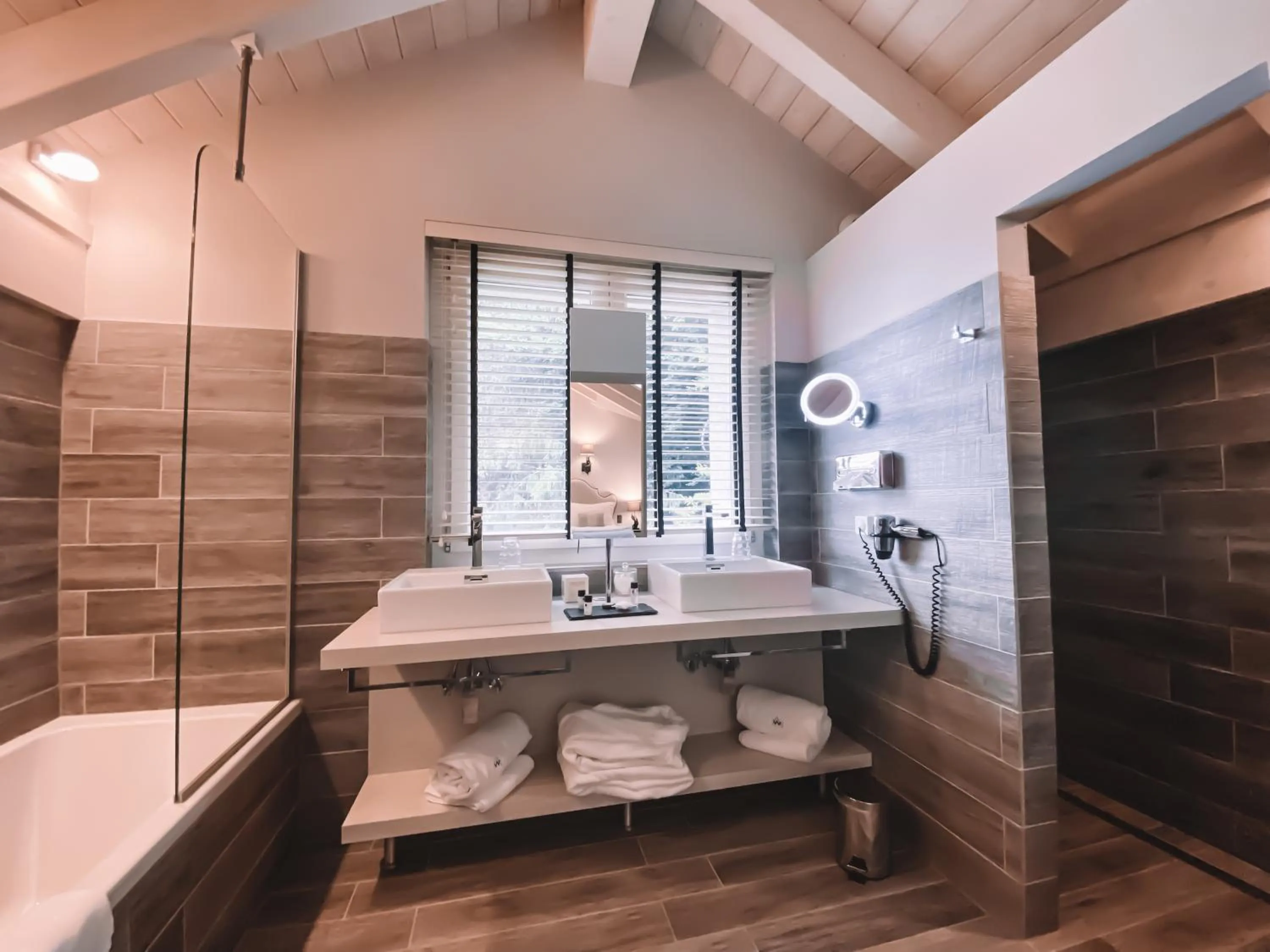 Bathroom in Hôtel Le White - Le 42 Restaurant