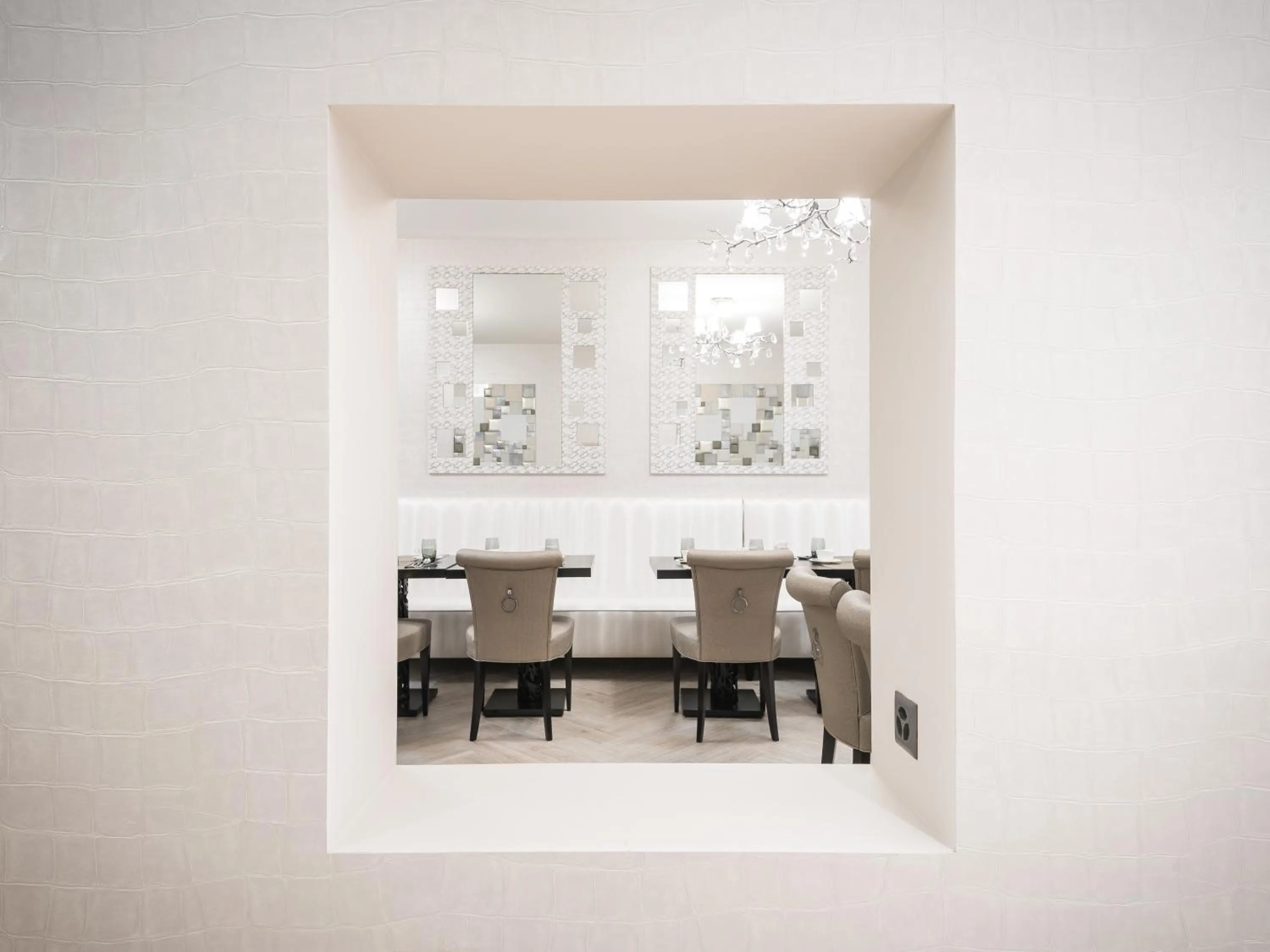 Restaurant/places to eat in Hôtel Le White - Le 42 Restaurant