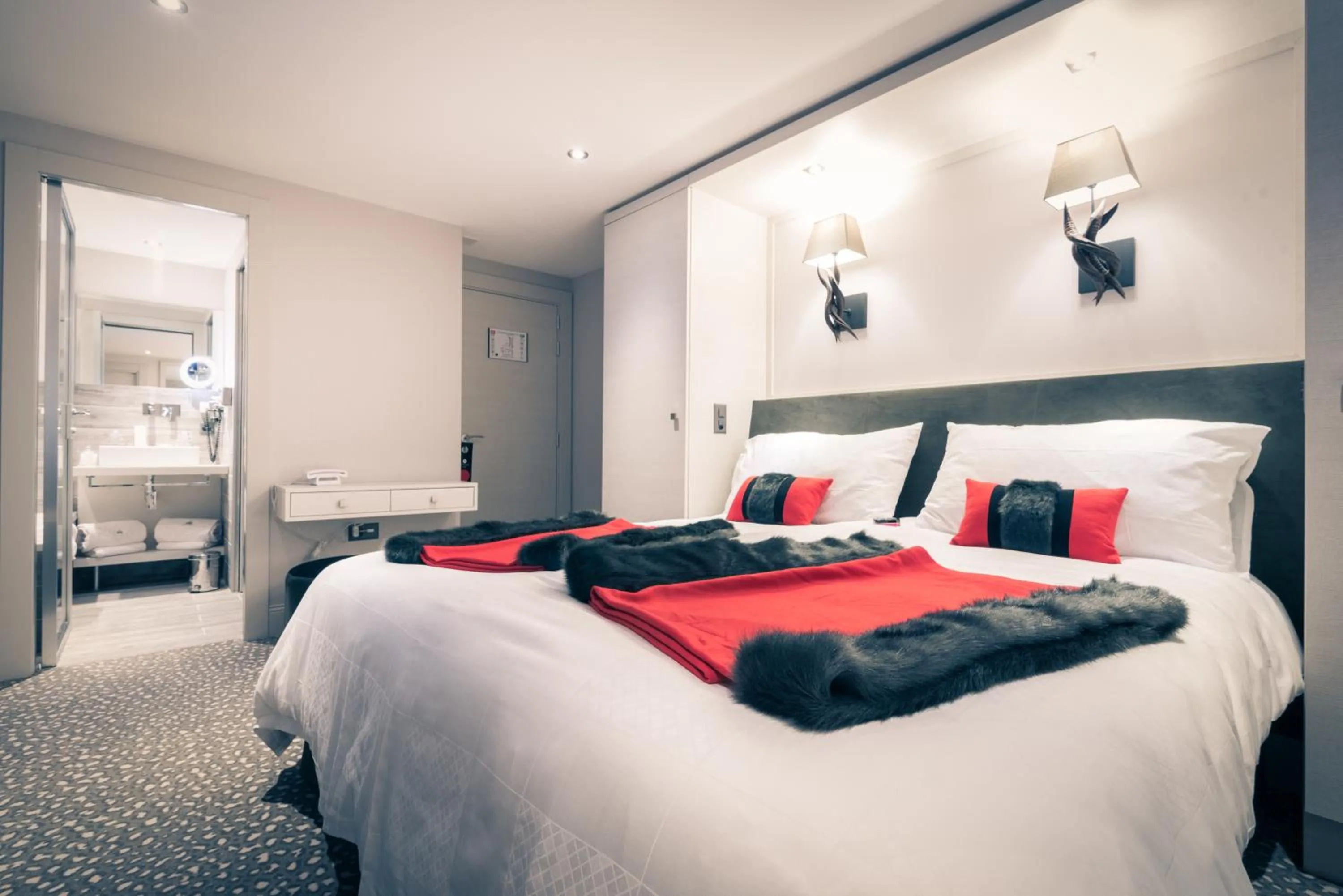 Photo of the whole room, Bed in Hôtel Le White - Le 42 Restaurant