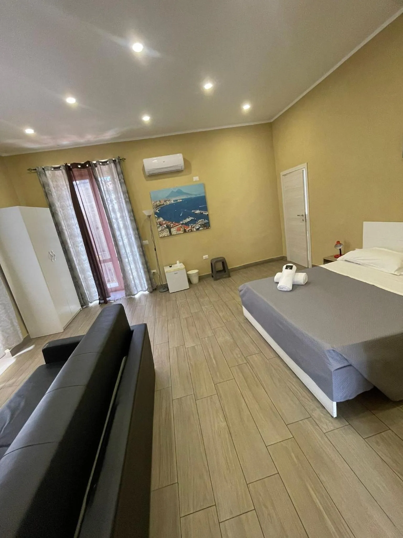 Photo of the whole room, Bed in Royal Dante