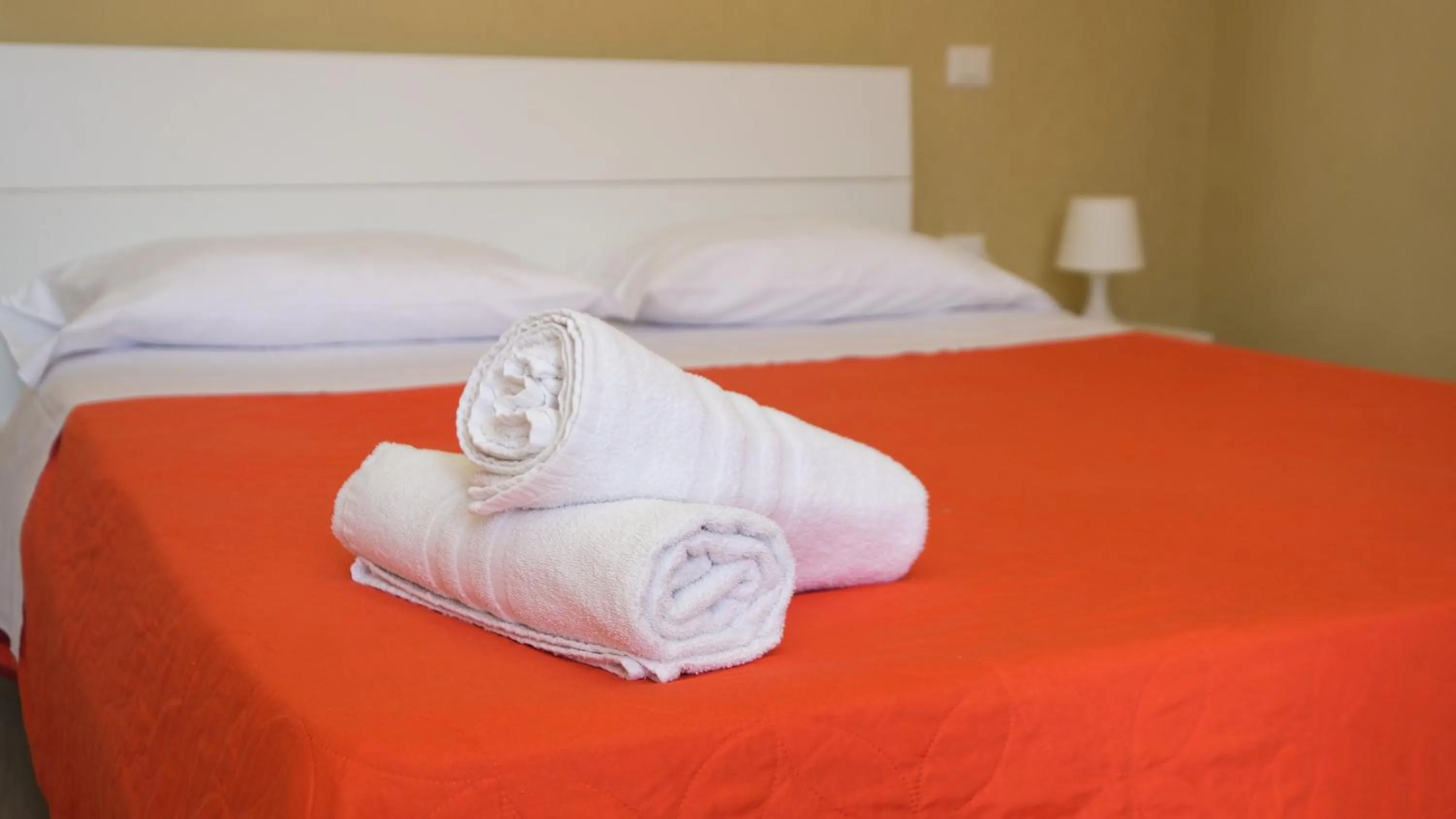 Text overlay, Bed in Royal Dante