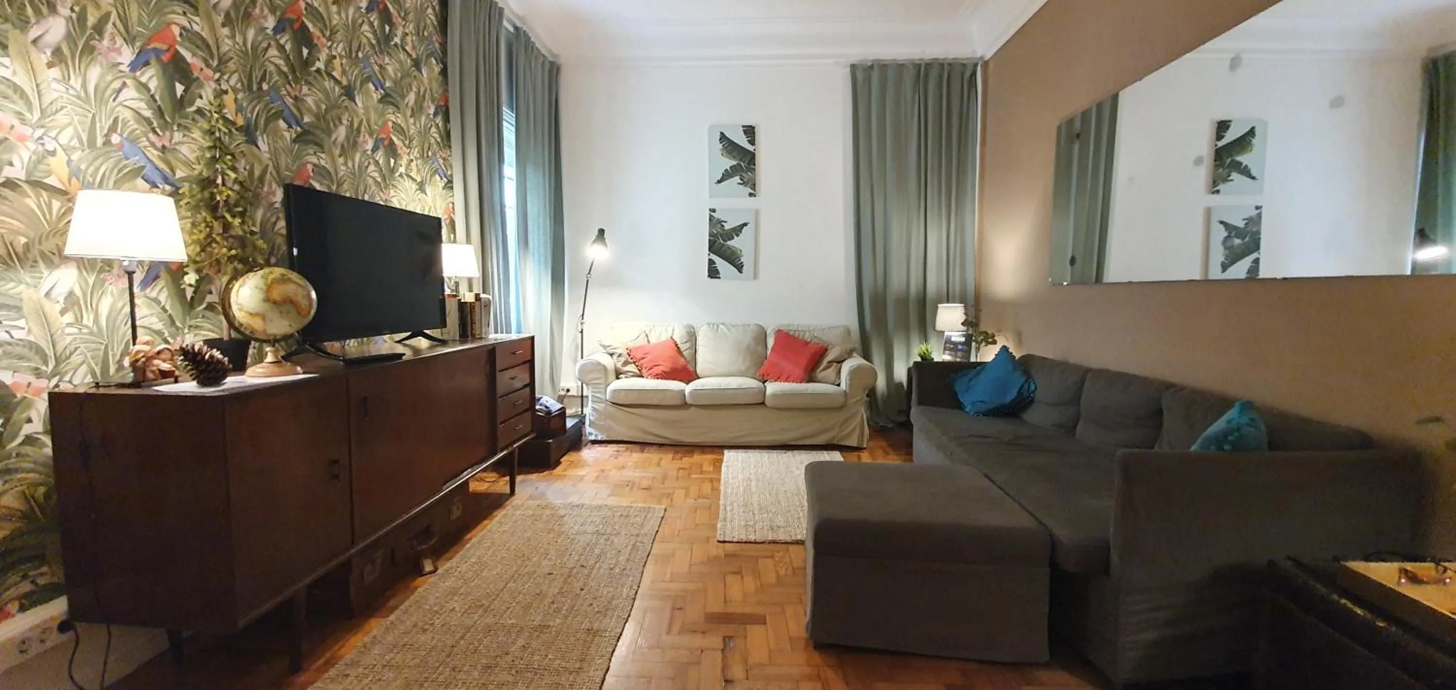 Communal lounge/ TV room in Castilho 63 Hostel & Suites