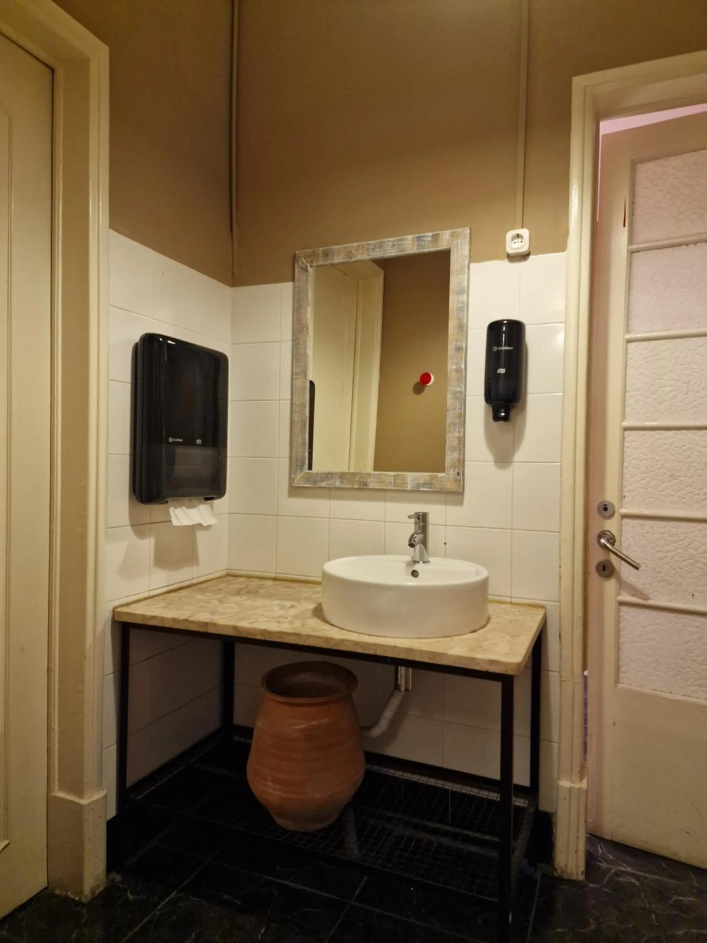 Property building in Castilho 63 Hostel & Suites